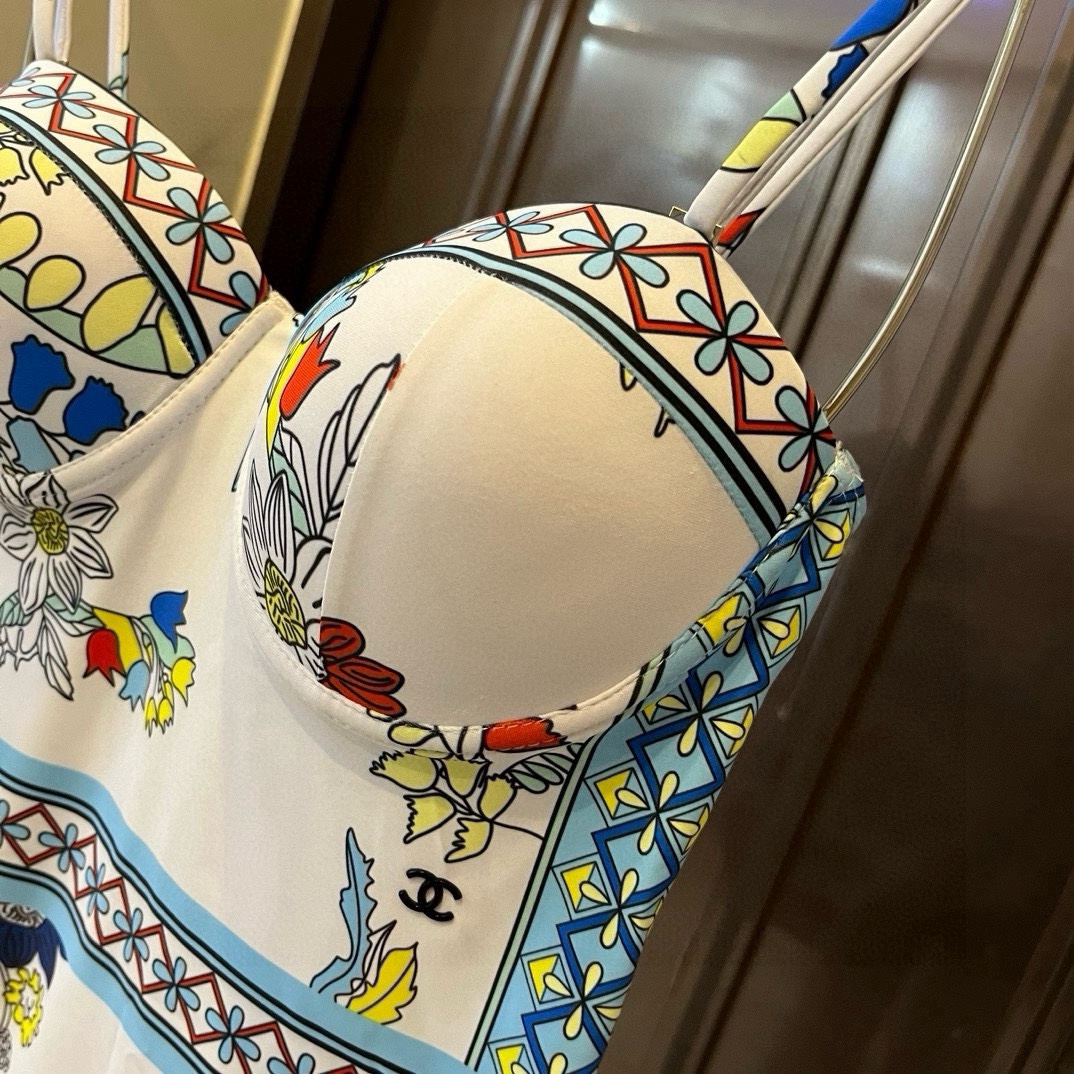  🆕
Chanel香奈儿新款带钢圈连体泳衣  😍🥰适合多种场景的游泳衣🏊‍♀️海边 游泳池 温泉 水上乐