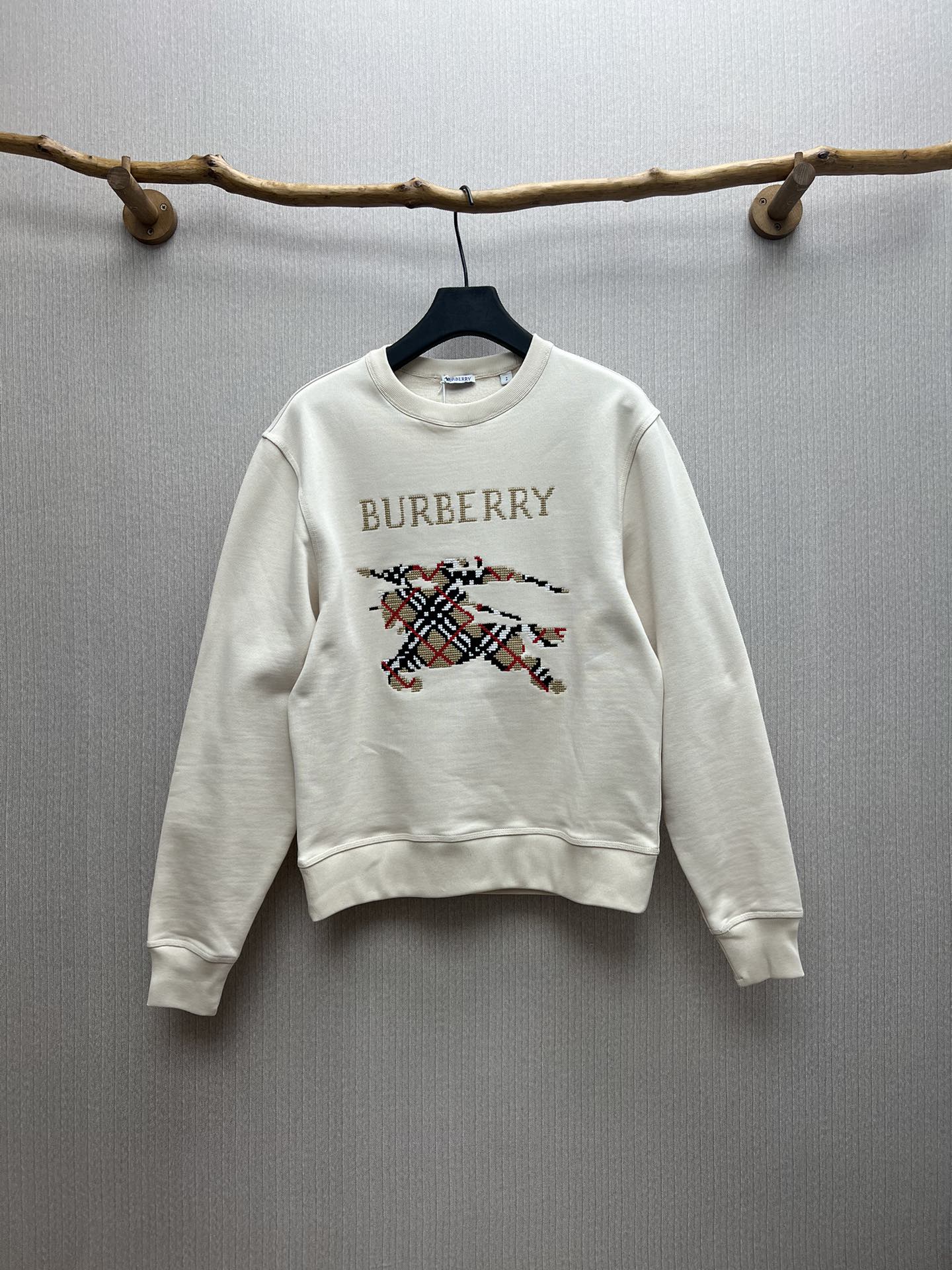 NO:454605,Burberry 25ss new cross-stitch equestrian knight logo cotton sweatshirt round neck sweatshirt made of light flip cotton fabric. It presents a casual style, decorative cross-stitching brand logo and Burberry checked equestrian knight logo (EKD). S.M.L.XL.,,burberry,burberry,alexander wang19860909巴宝莉25ss新款十字绣马术骑士徽标棉质运动衫 圆领运动衫,选用轻盈翻面绒棉质面料制成.呈现休闲版型,装饰十字绣工艺打造的品牌徽标和 Burberry 格纹马术骑士徽标（EKD）. 码数S.M.L.XL.,,burberry,burberry,alexander wang,Men's clothing