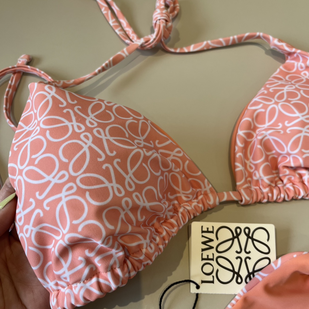  🆕
罗意威LOEWE新款比基尼泳衣👙❤️😍🥰适合多种场景的游泳衣🏊‍♀️海边 游泳池 温泉 水上乐园 