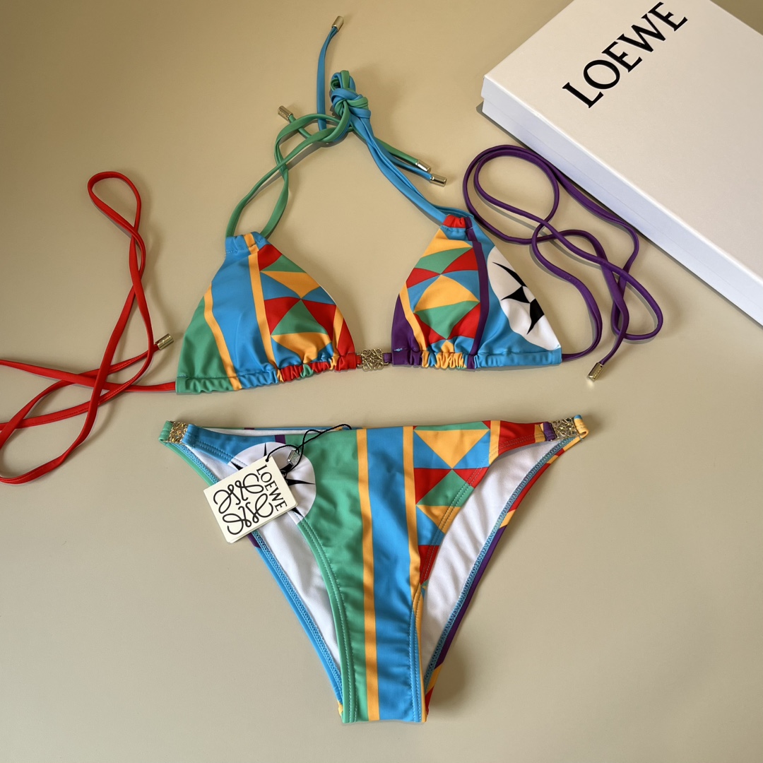 。
罗意威LOEWE新款比基尼泳衣👙❤️😍🥰适合多种场景的游泳衣🏊‍♀️海边 游泳池 温泉 水上乐园 漂