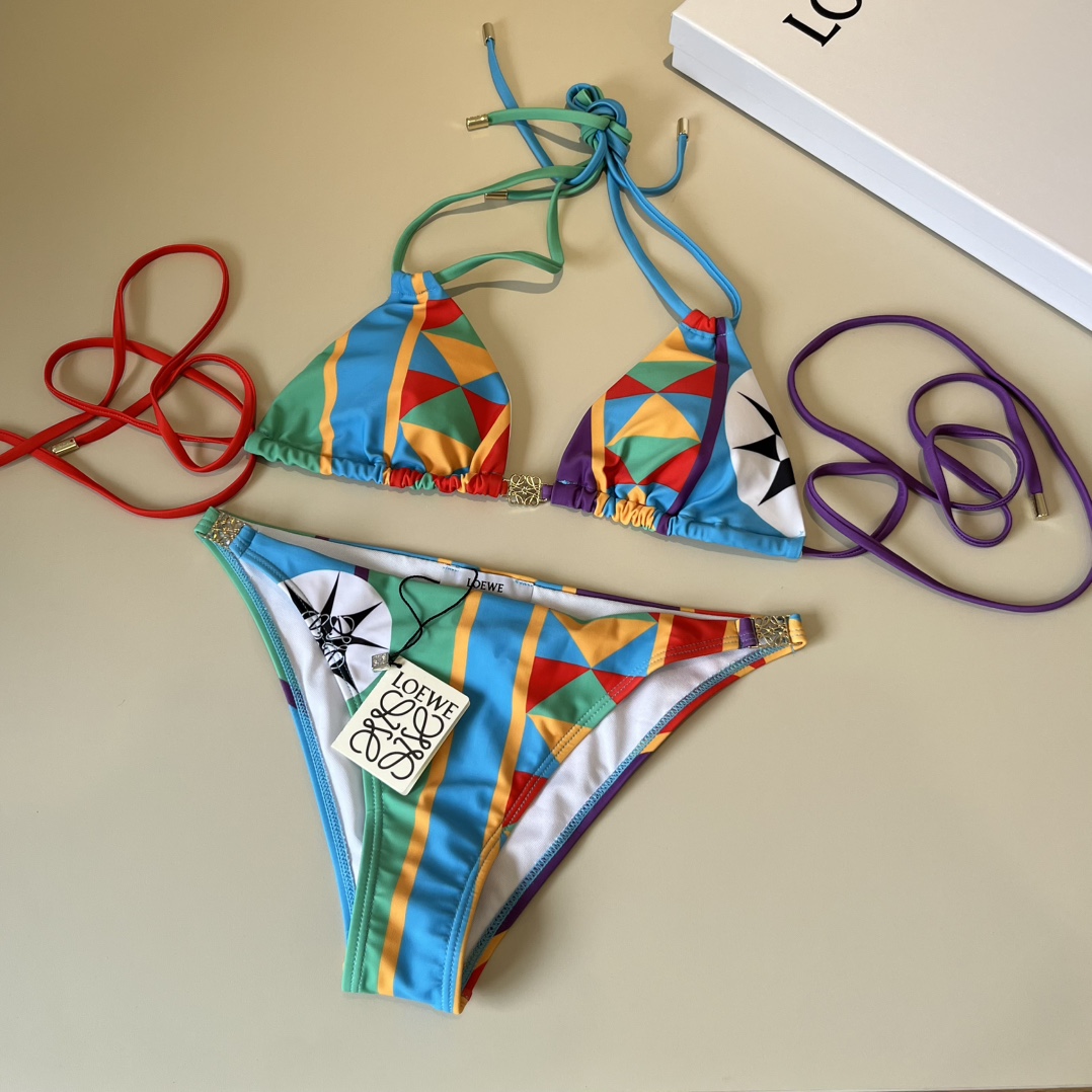。
罗意威LOEWE新款比基尼泳衣👙❤️😍🥰适合多种场景的游泳衣🏊‍♀️海边 游泳池 温泉 水上乐园 漂