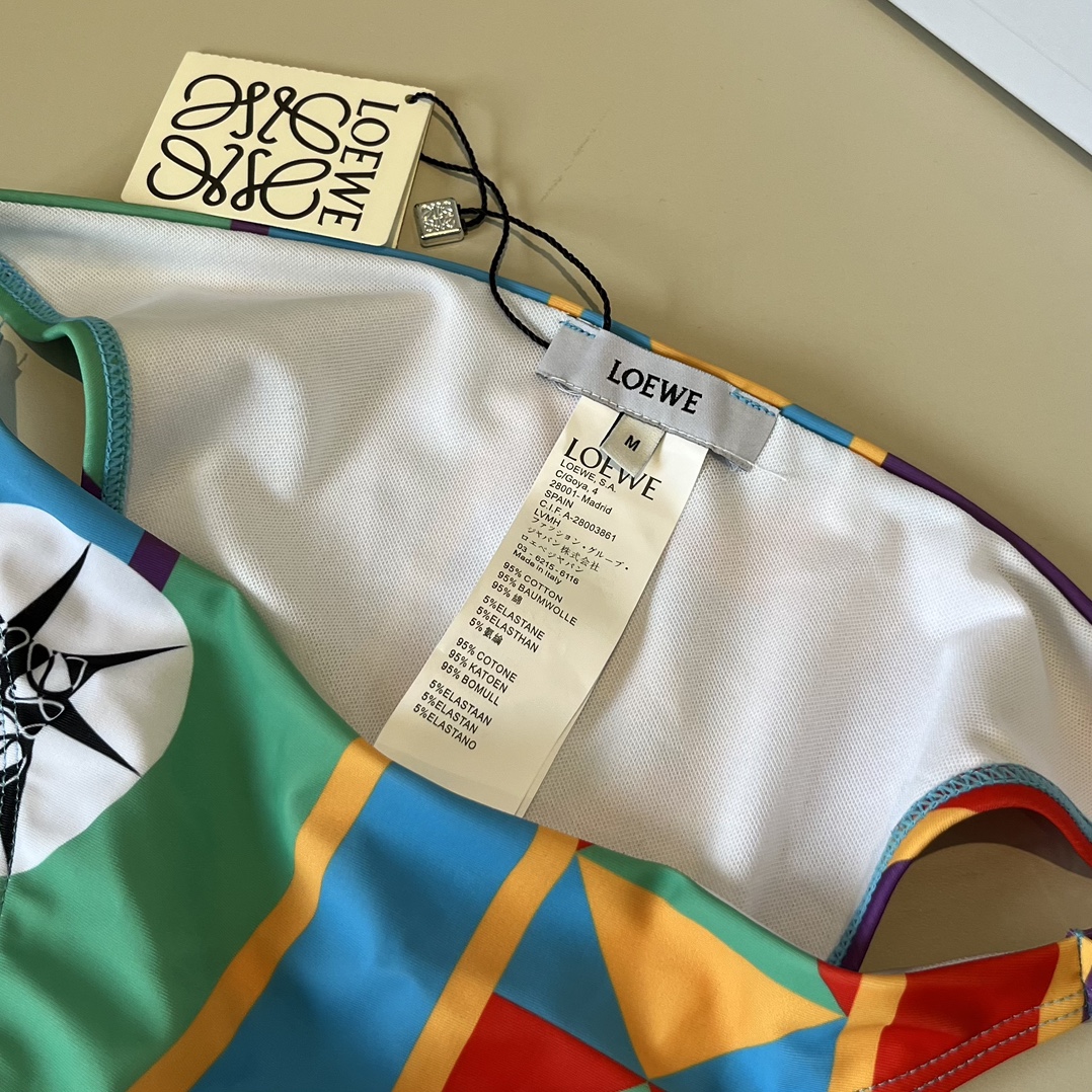 。
罗意威LOEWE新款比基尼泳衣👙❤️😍🥰适合多种场景的游泳衣🏊‍♀️海边 游泳池 温泉 水上乐园 漂