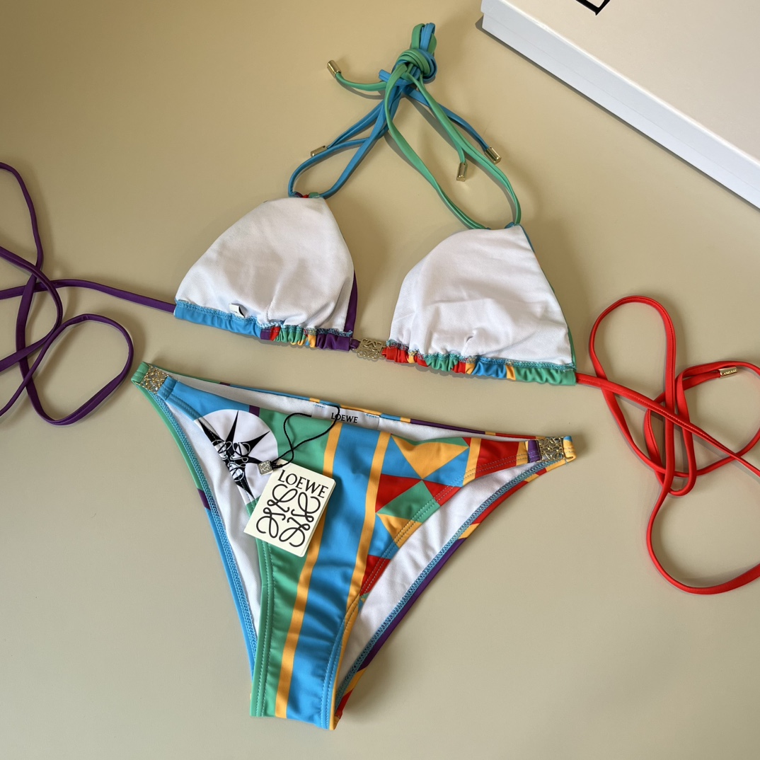 。
罗意威LOEWE新款比基尼泳衣👙❤️😍🥰适合多种场景的游泳衣🏊‍♀️海边 游泳池 温泉 水上乐园 漂