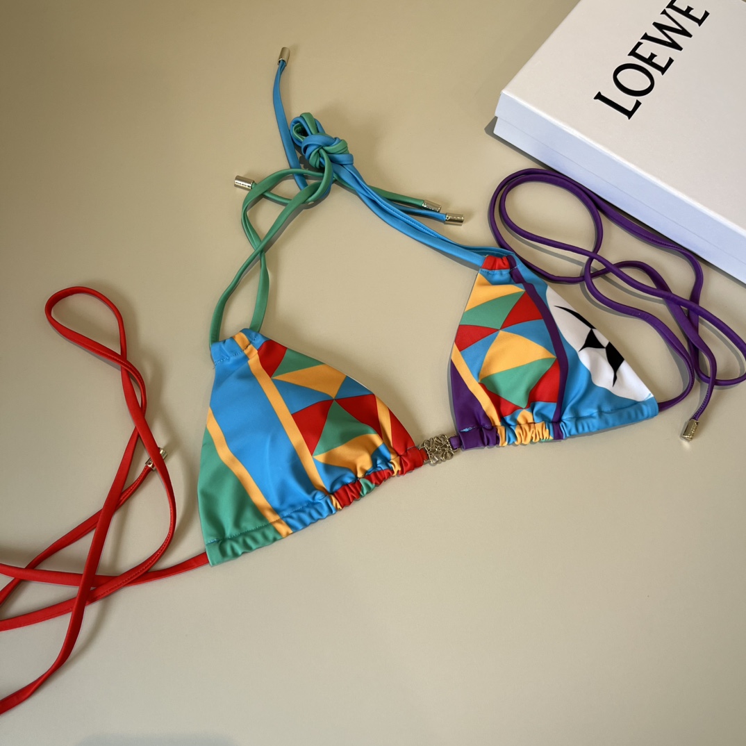 。
罗意威LOEWE新款比基尼泳衣👙❤️😍🥰适合多种场景的游泳衣🏊‍♀️海边 游泳池 温泉 水上乐园 漂