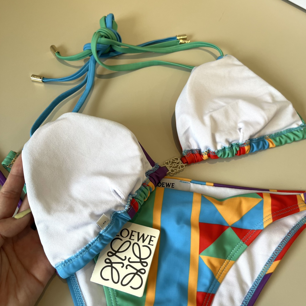 。
罗意威LOEWE新款比基尼泳衣👙❤️😍🥰适合多种场景的游泳衣🏊‍♀️海边 游泳池 温泉 水上乐园 漂