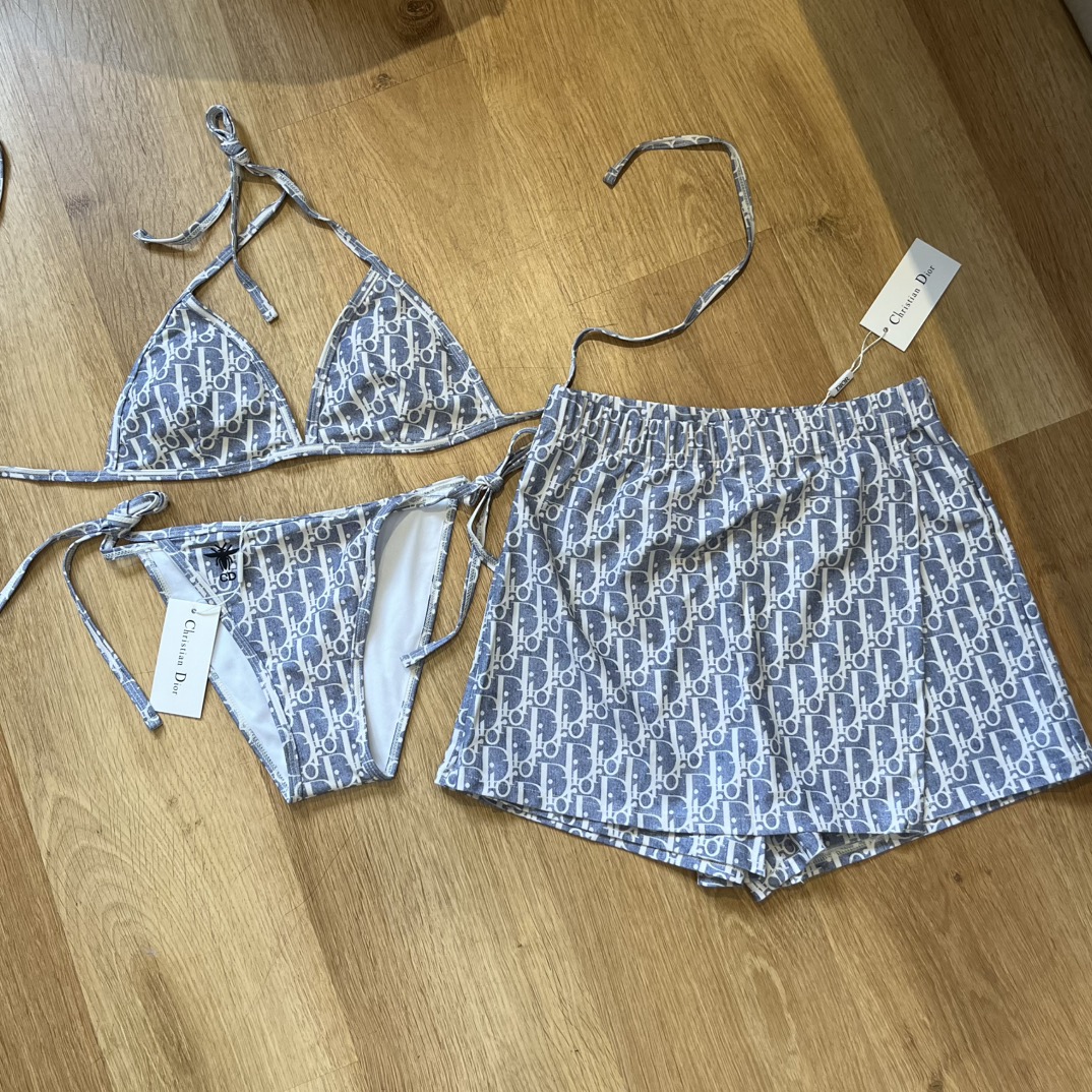 。
Dior 迪奥新款分体泳衣😍🥰适合多种场景的游泳衣🏊‍♀️海边 游泳池 温泉 水上乐园 漂流都可以😌