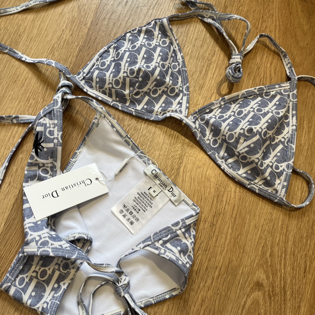 。
Dior 迪奥新款分体泳衣😍🥰适合多种场景的游泳衣🏊‍♀️海边 游泳池 温泉 水上乐园 漂流都可以😌