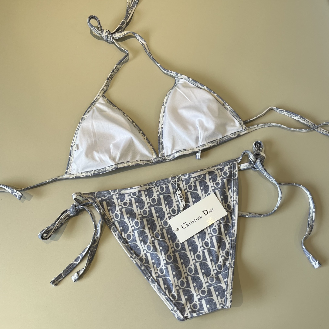 。
Dior 迪奥新款分体泳衣😍🥰适合多种场景的游泳衣🏊‍♀️海边 游泳池 温泉 水上乐园 漂流都可以😌