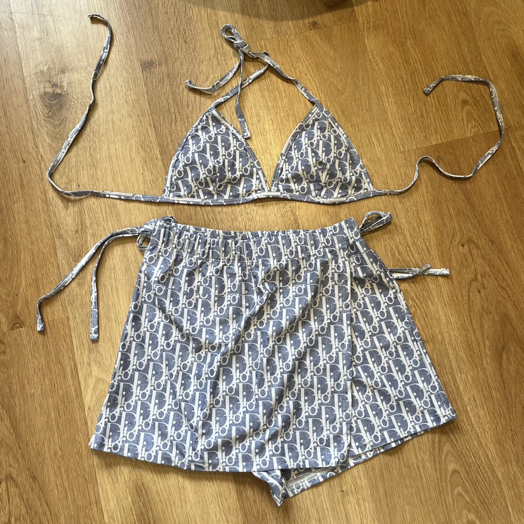 。
Dior 迪奥新款分体泳衣😍🥰适合多种场景的游泳衣🏊‍♀️海边 游泳池 温泉 水上乐园 漂流都可以😌
