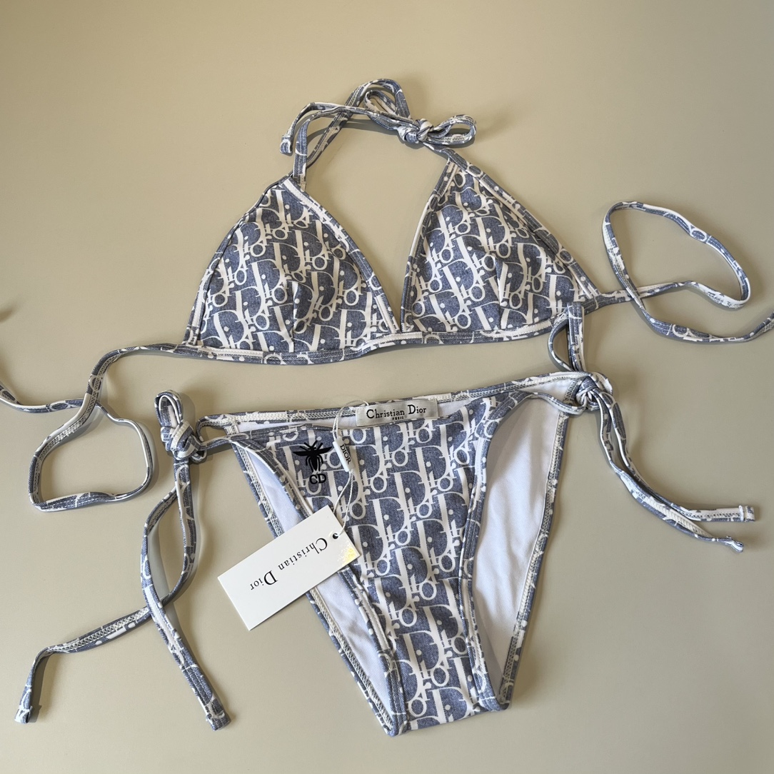 。
Dior 迪奥新款分体泳衣😍🥰适合多种场景的游泳衣🏊‍♀️海边 游泳池 温泉 水上乐园 漂流都可以😌
