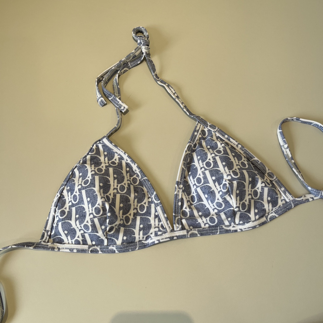 。
Dior 迪奥新款分体泳衣😍🥰适合多种场景的游泳衣🏊‍♀️海边 游泳池 温泉 水上乐园 漂流都可以😌