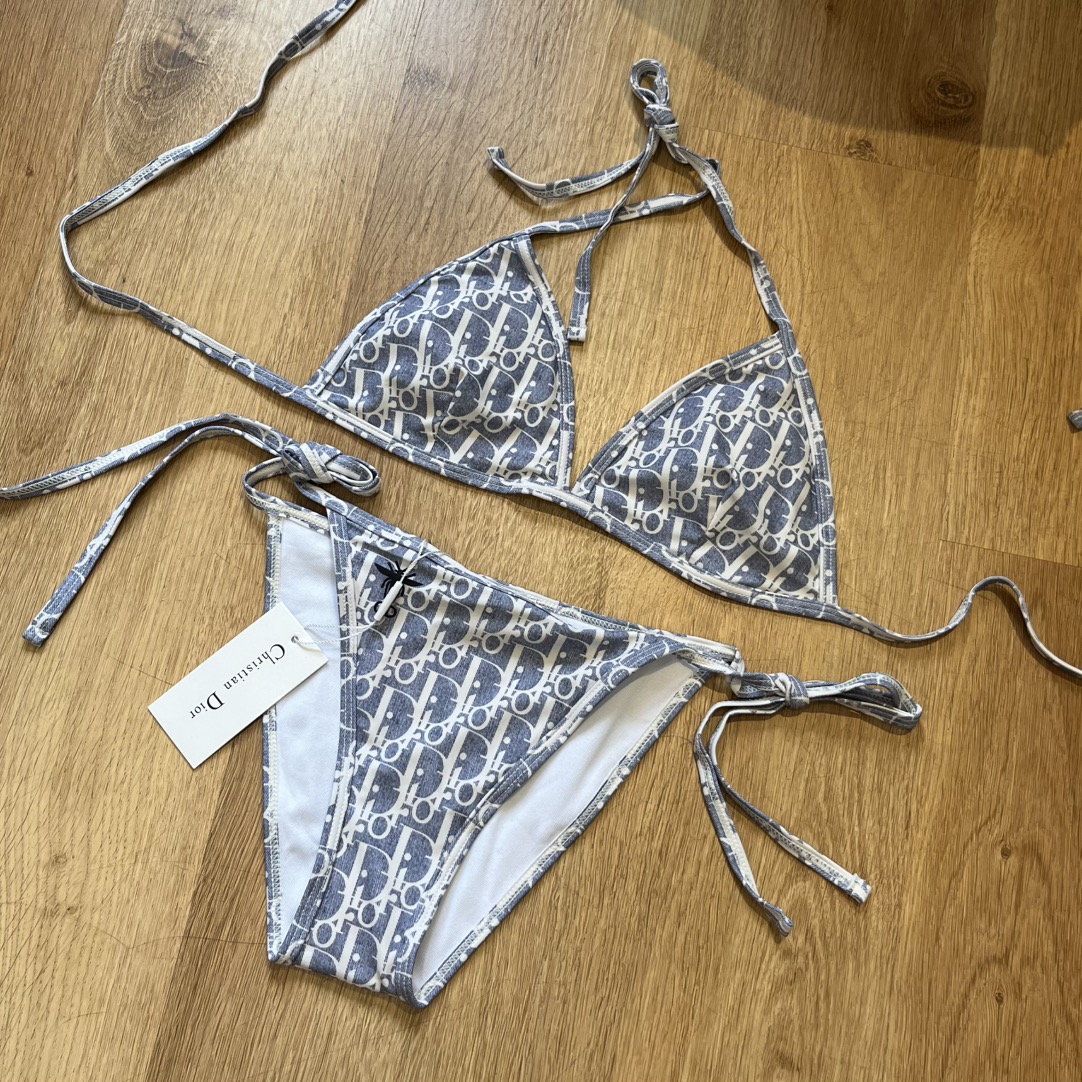 。
Dior 迪奥新款分体泳衣😍🥰适合多种场景的游泳衣🏊‍♀️海边 游泳池 温泉 水上乐园 漂流都可以😌