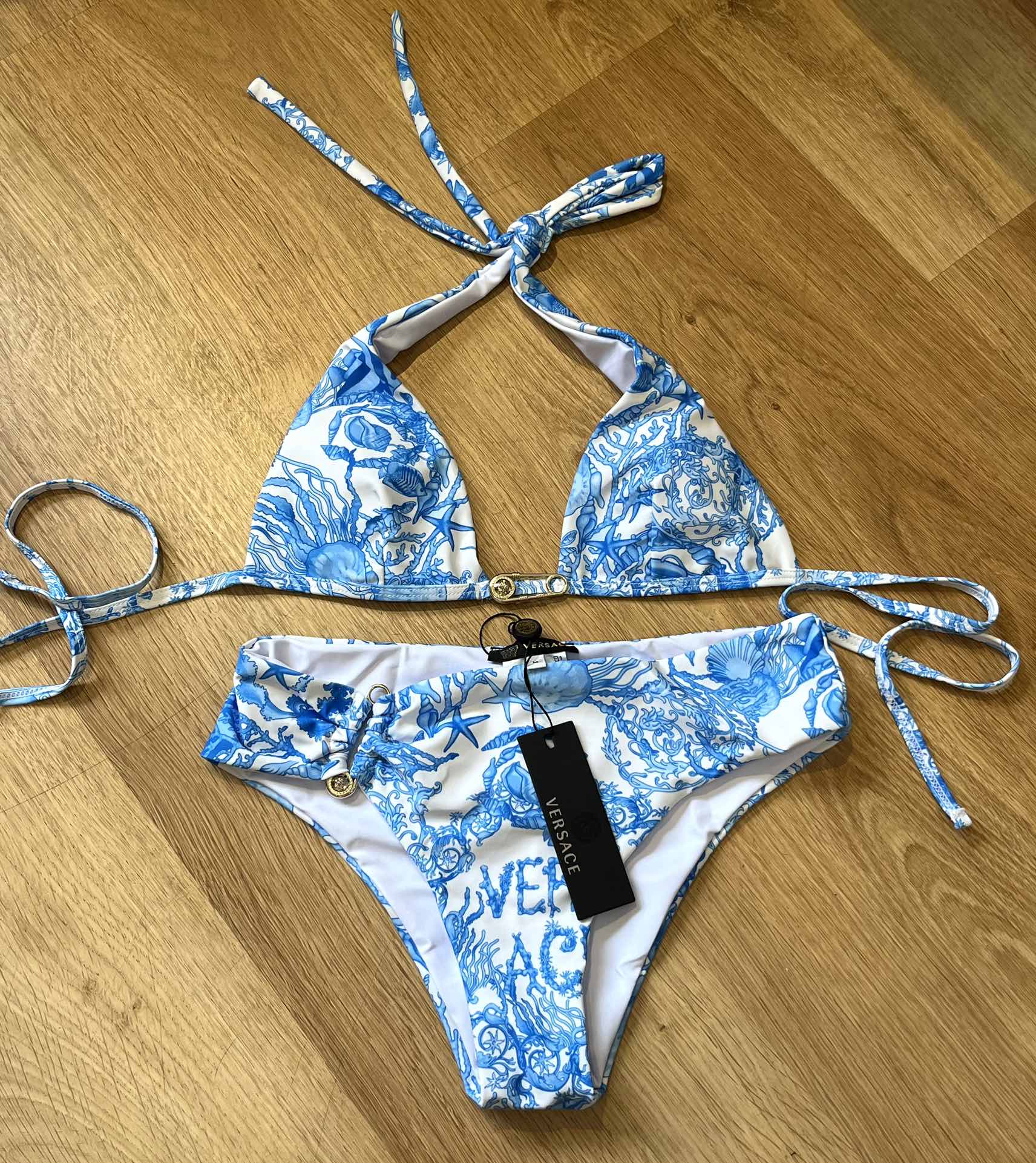 。
范思哲新款分体泳衣😍🥰适合多种场景的游泳衣🏊‍♀️海边 游泳池 温泉 水上乐园 漂流都可以😌内搭也完