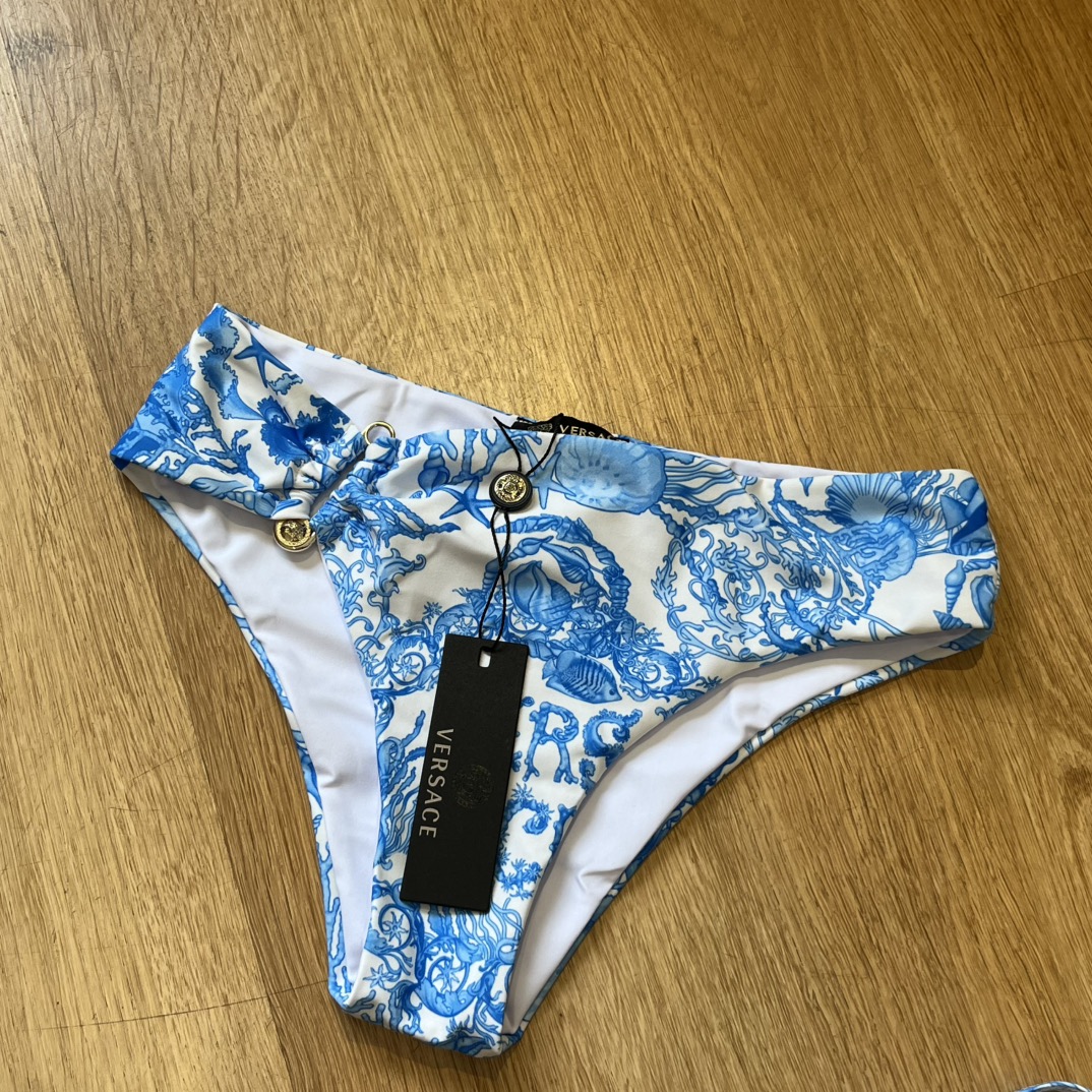 。
范思哲新款分体泳衣😍🥰适合多种场景的游泳衣🏊‍♀️海边 游泳池 温泉 水上乐园 漂流都可以😌内搭也完
