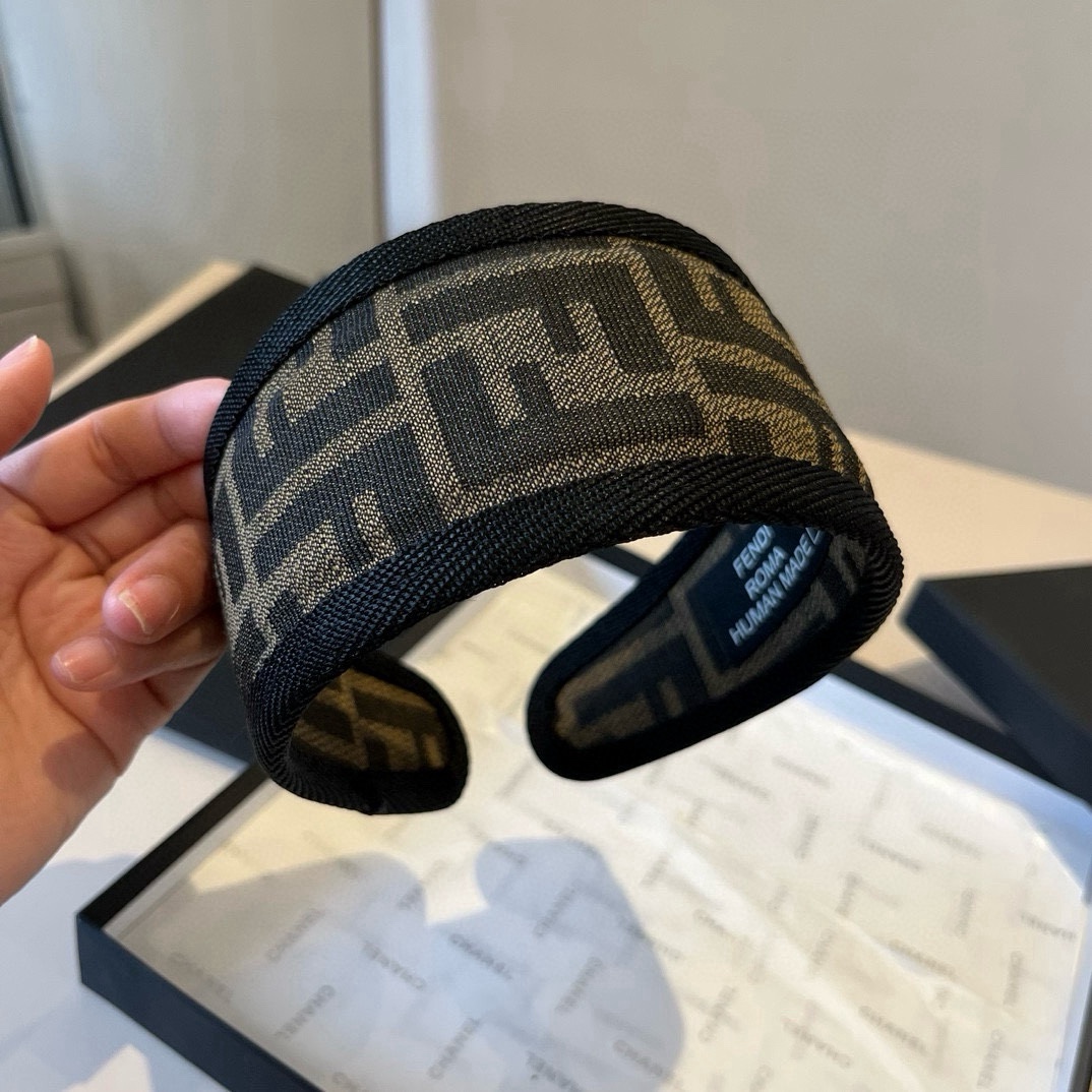 🆕

miumiu缪缪新款发箍