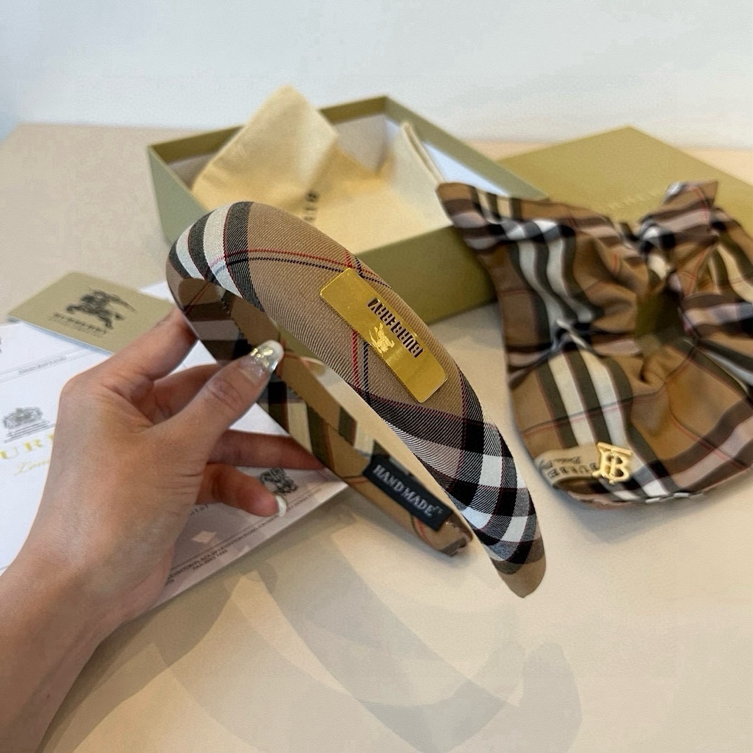 🆕

Burberry巴宝品新款发箍，BB格发箍