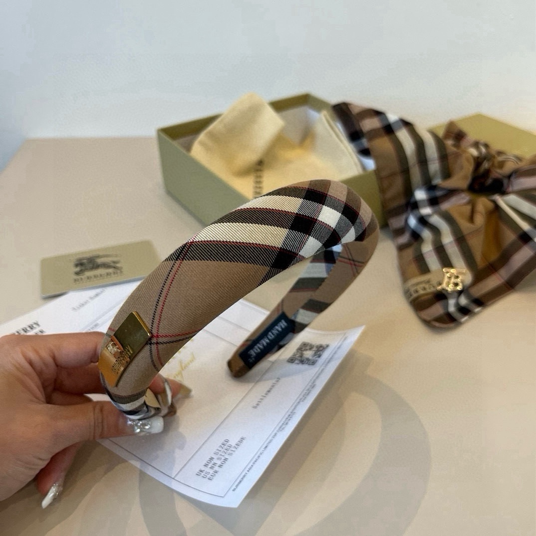 🆕

Burberry巴宝品新款发箍，BB格发箍