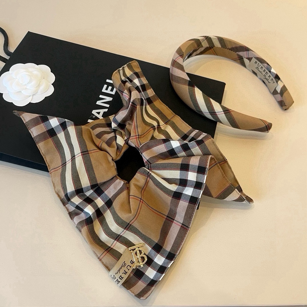 🆕

Burberry巴宝品新款发箍，BB格发箍