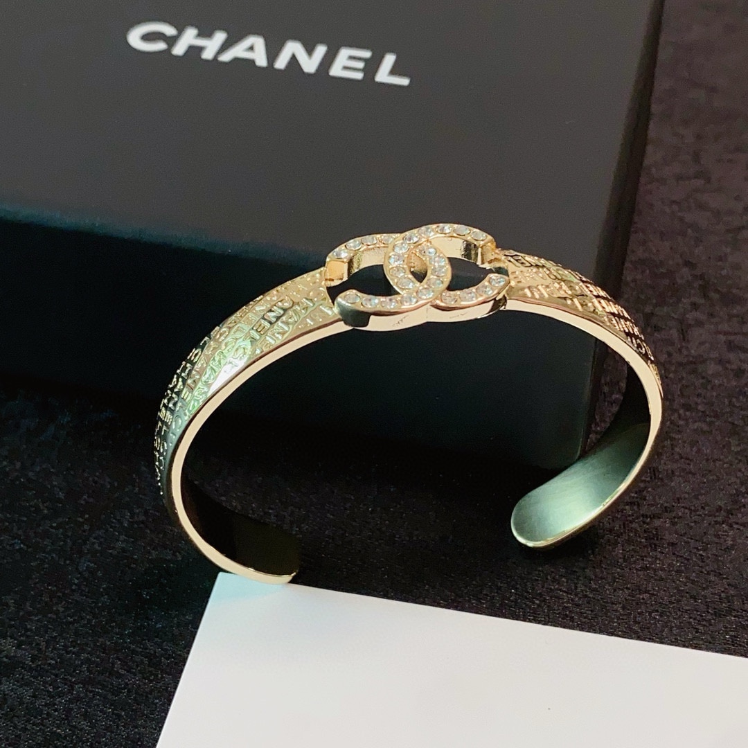 Chanel’s Little Red Book: High-Quality Fragrance, Micro-Dryer, Bling Bling Worker Gear - 图片 6