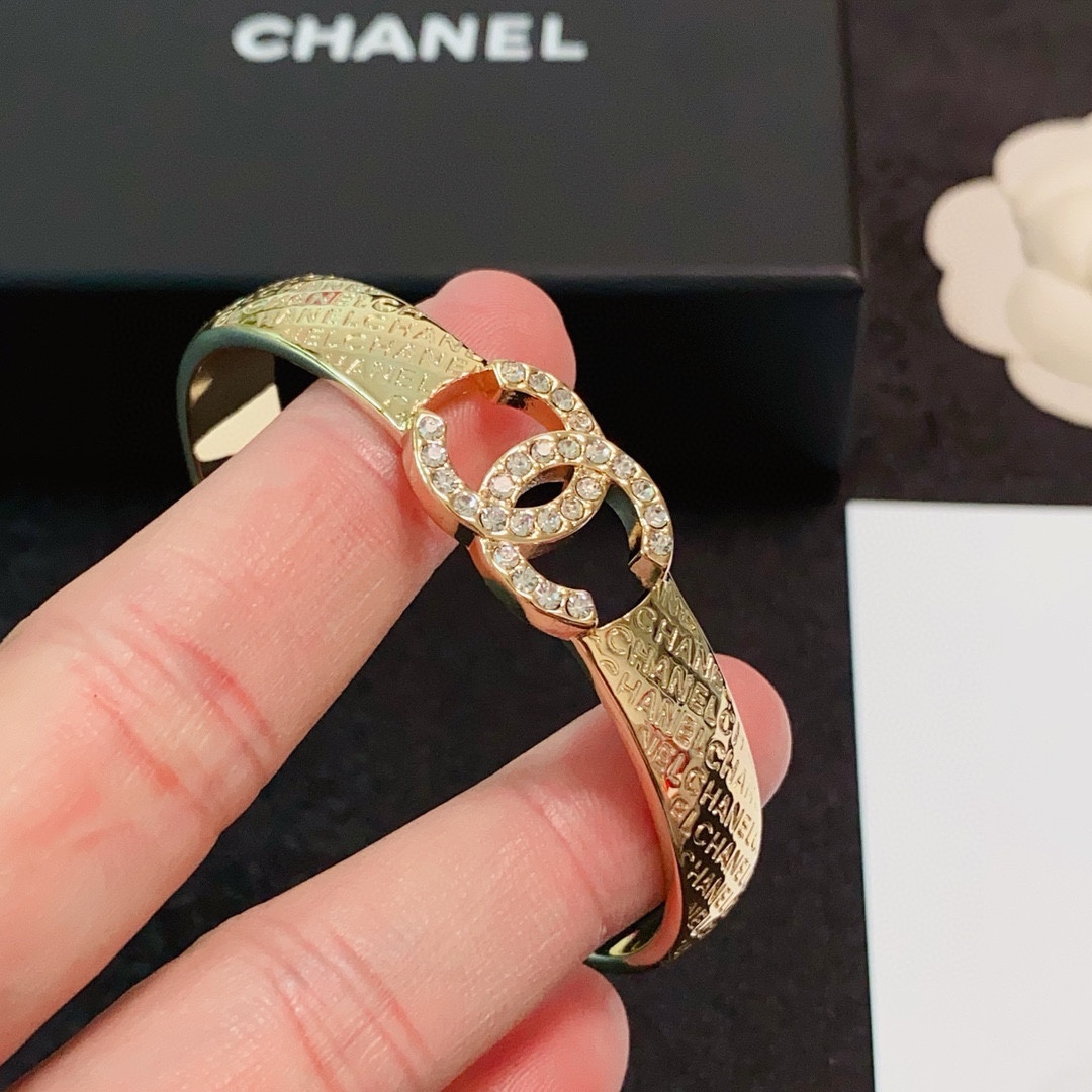 Chanel’s Little Red Book: High-Quality Fragrance, Micro-Dryer, Bling Bling Worker Gear - 图片 8
