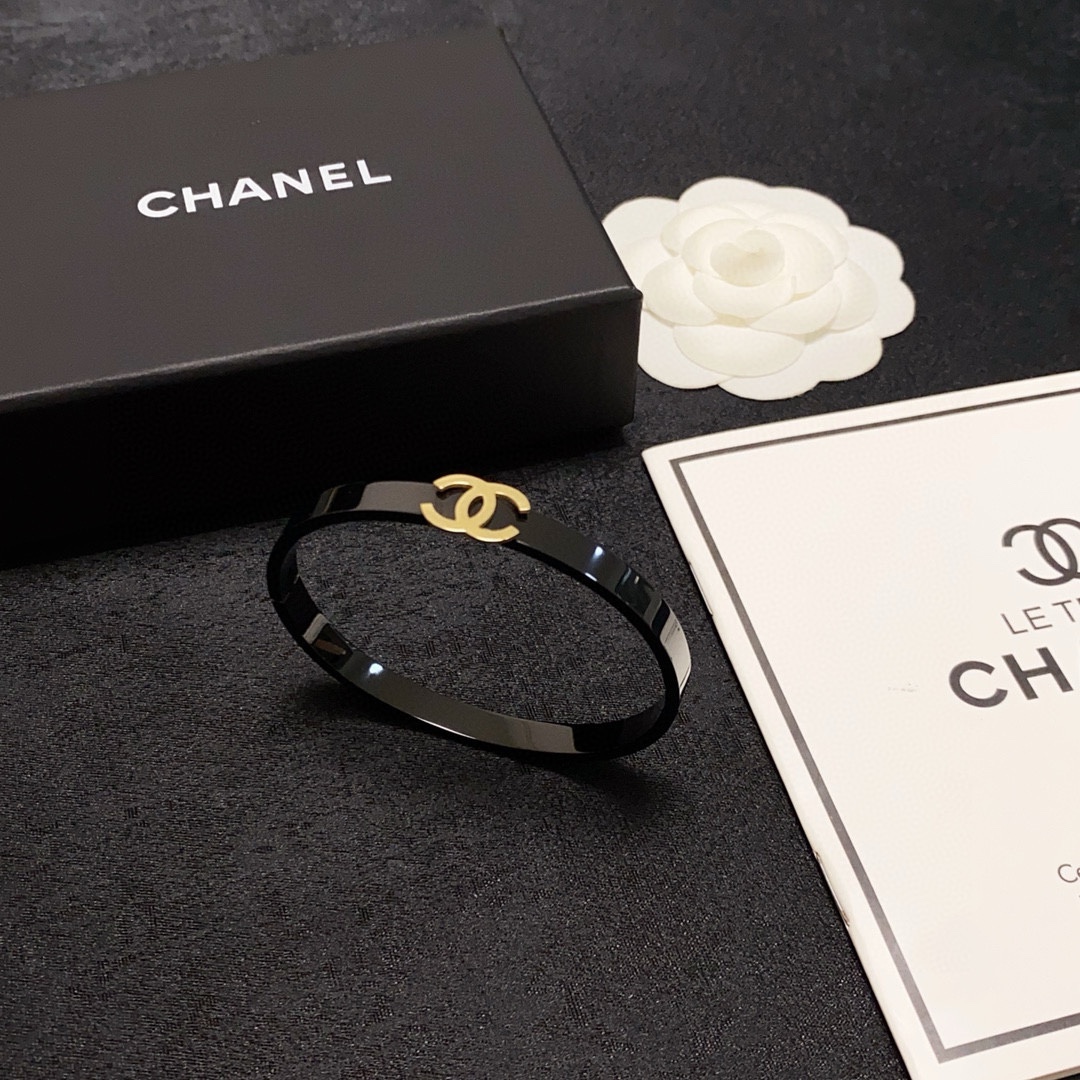 Chanel Carbon Black Handworker: High-Level Craftsmanship with Luxury and High Price - 图片 9