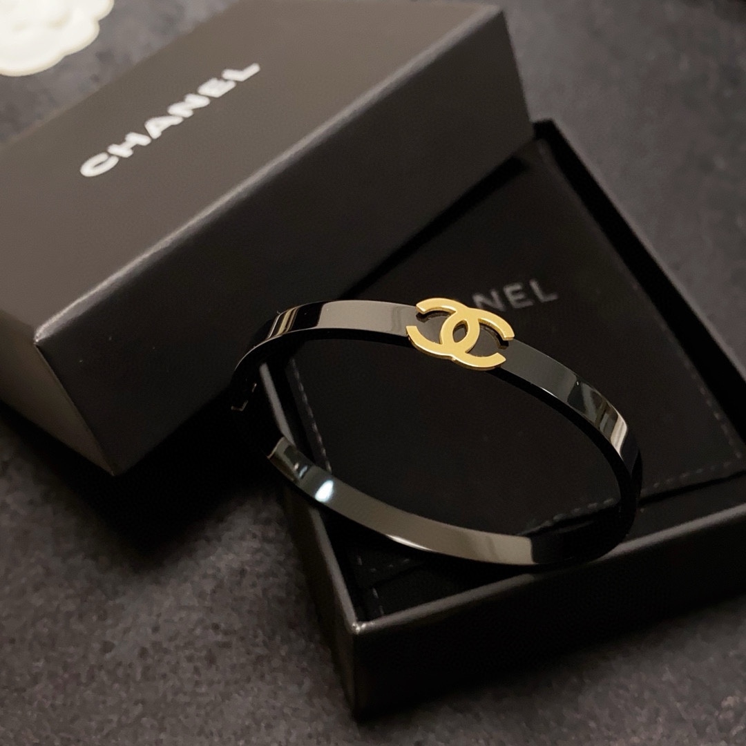 Chanel Carbon Black Handworker: High-Level Craftsmanship with Luxury and High Price - 图片 6