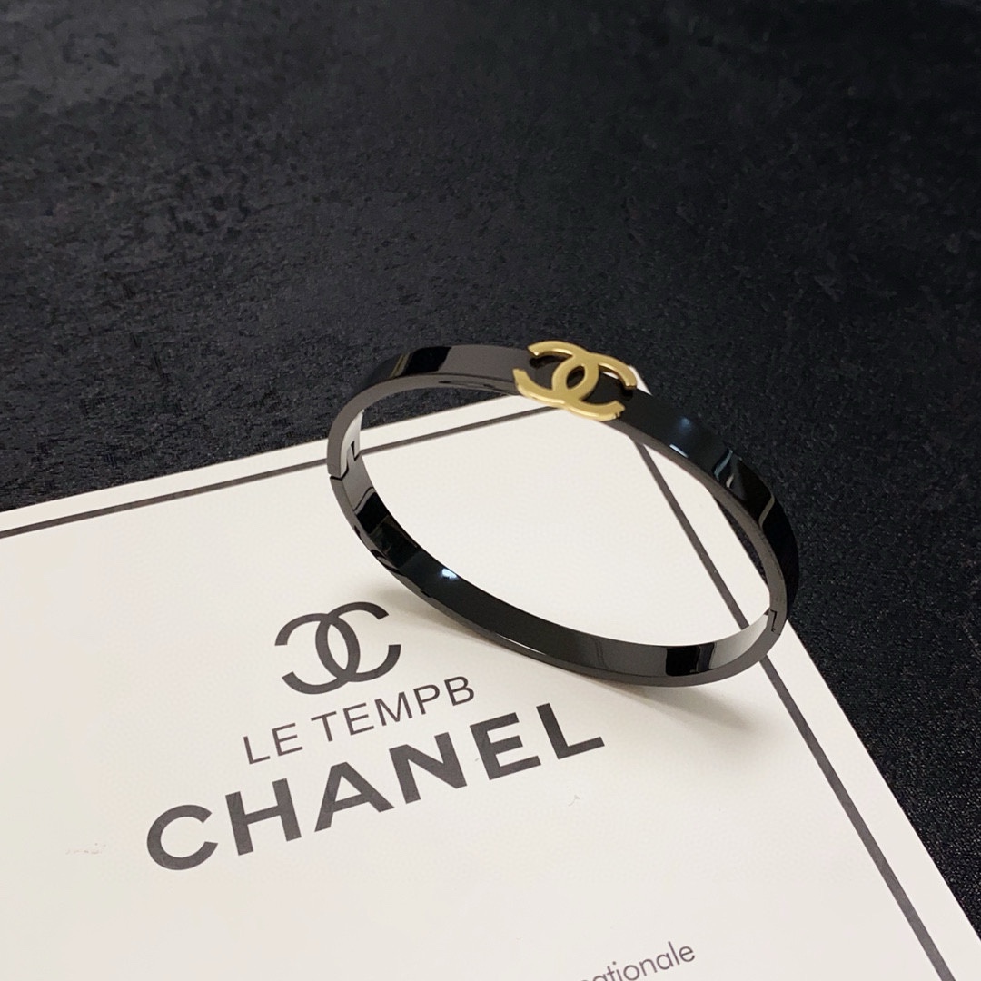 Chanel Carbon Black Handworker: High-Level Craftsmanship with Luxury and High Price - 图片 3