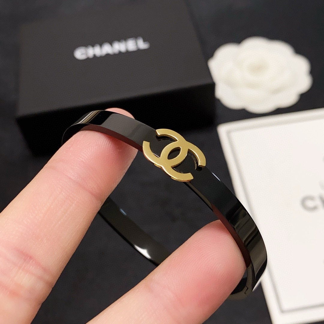 Chanel Carbon Black Handworker: High-Level Craftsmanship with Luxury and High Price - 图片 8