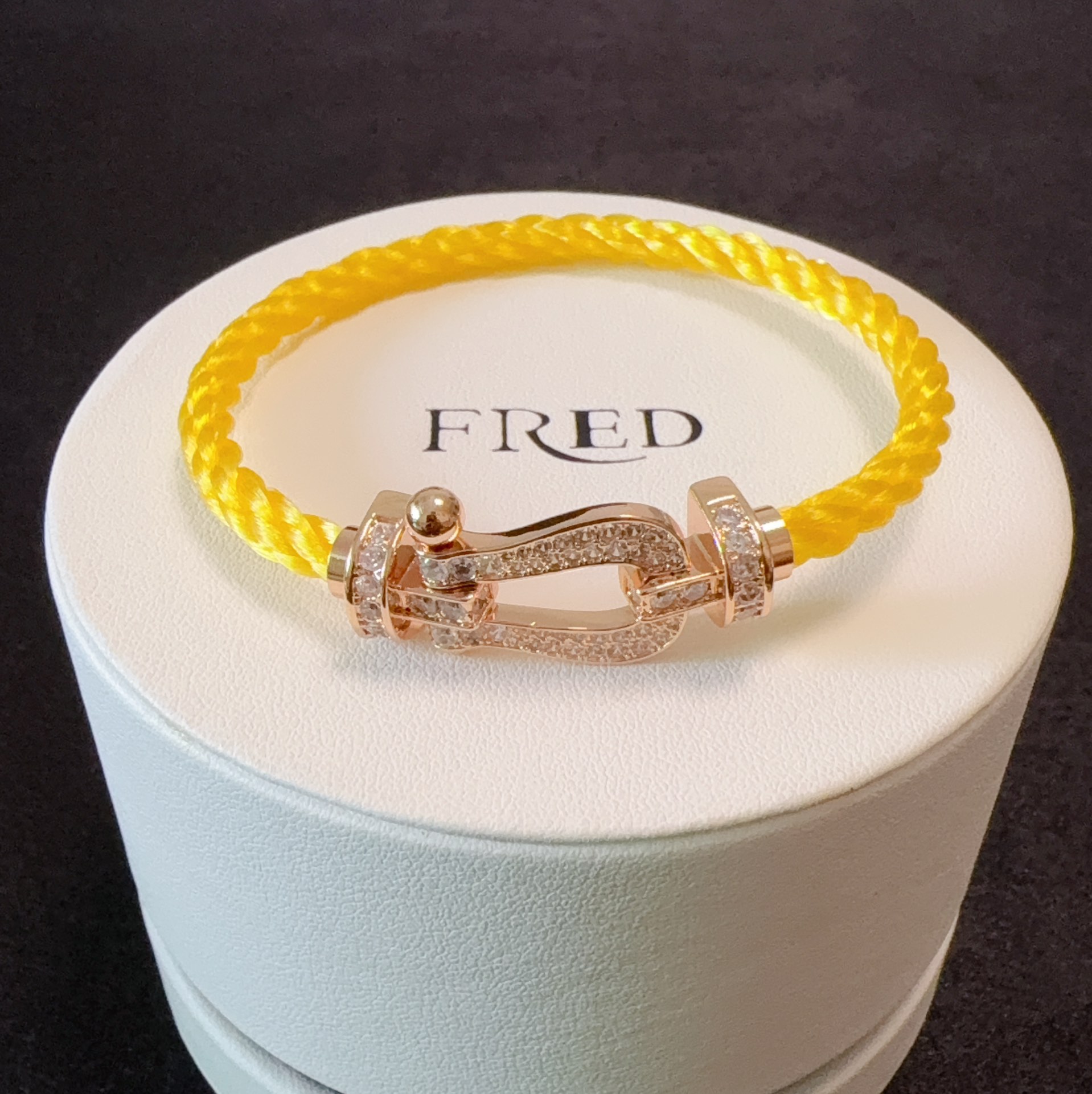 Fashionable High-End Bracelets with Drills and Gold Accents - 图片 8