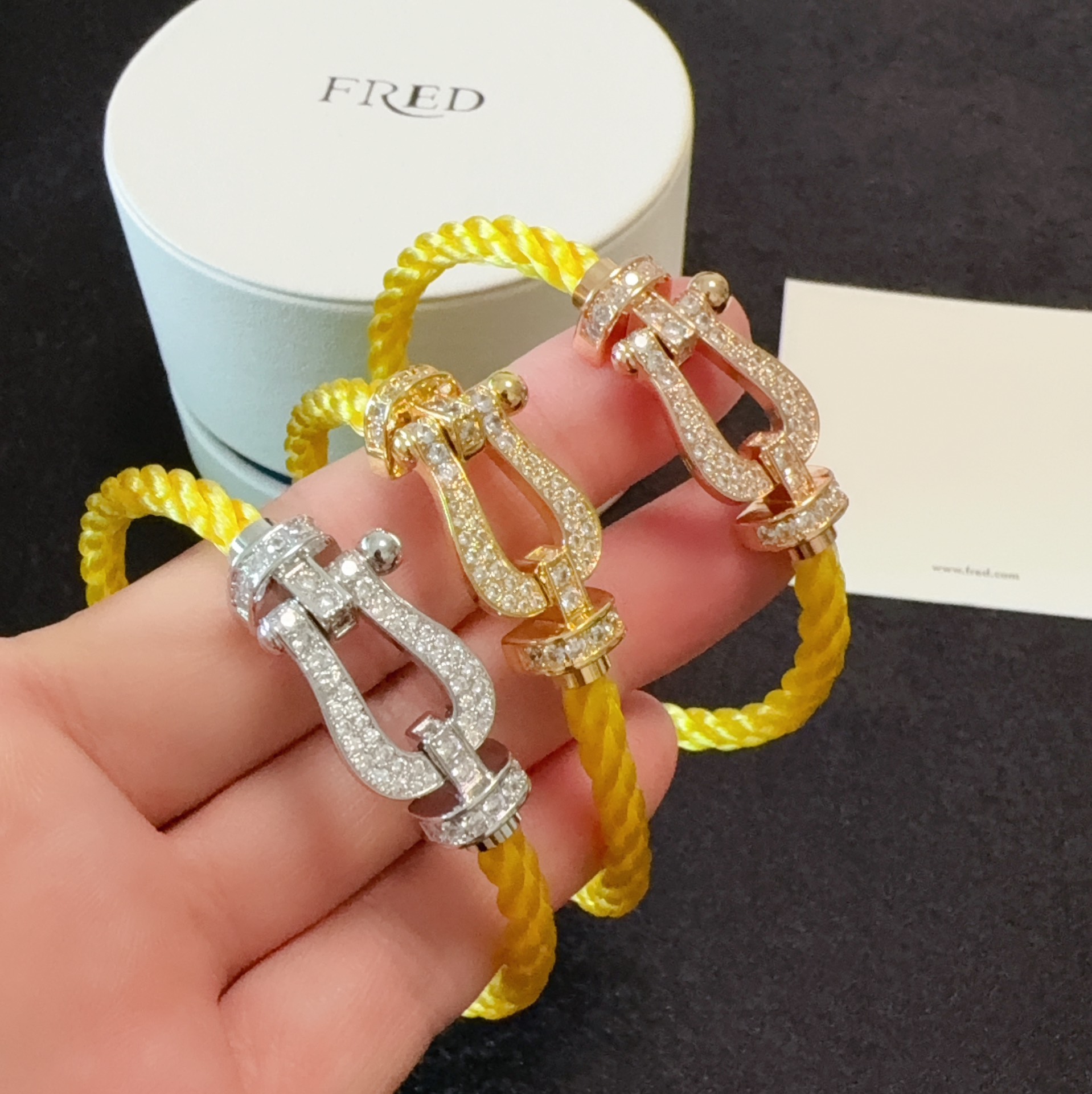 Fashionable High-End Bracelets with Drills and Gold Accents - 图片 2