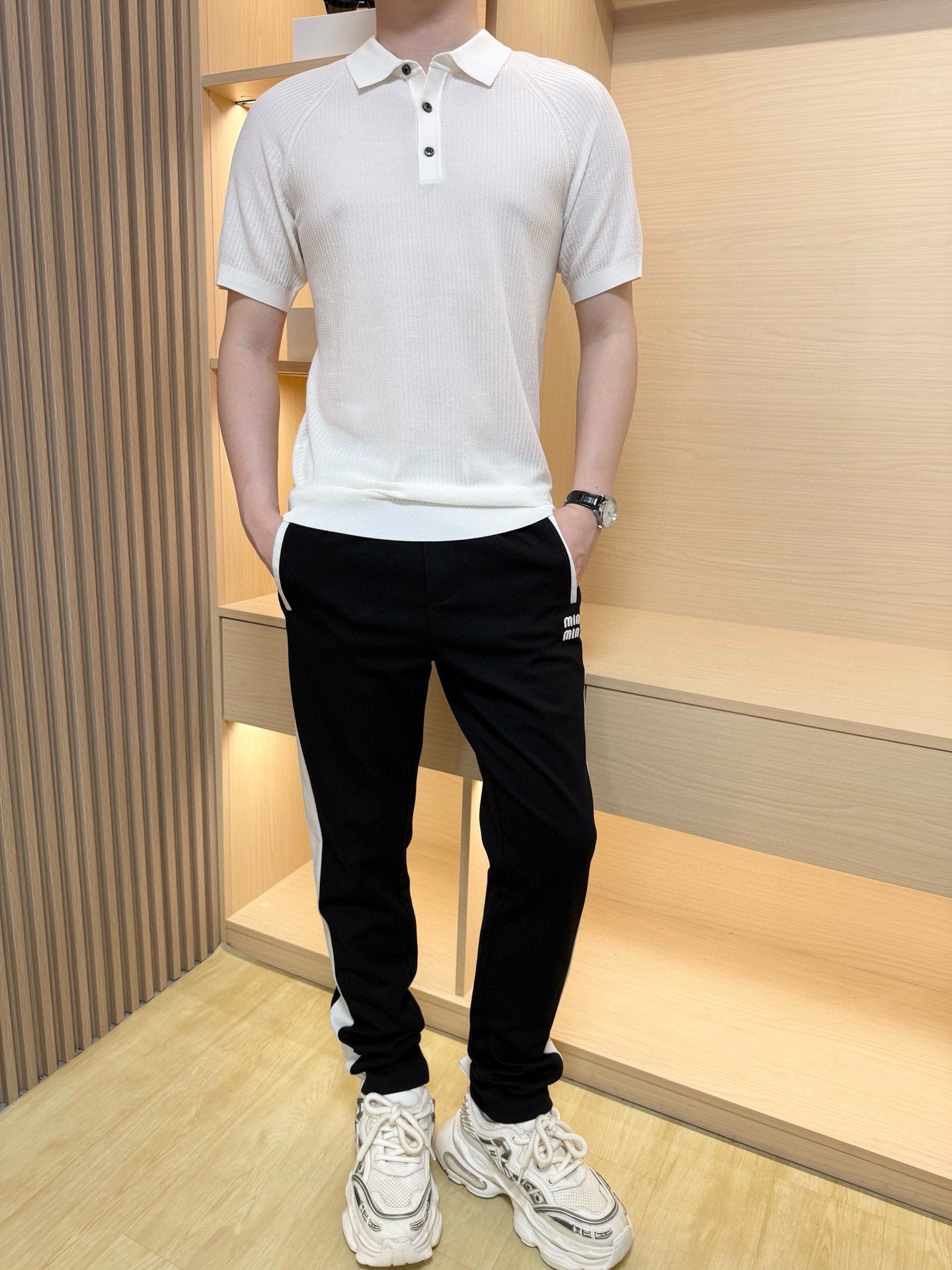 NO:452282,LP-2025 spring and summer new lapel sweater, the material is made of high-quality 90 cotton and 10 silk texture, soft and delicate, simple and elegant, the hem is environmentally friendly and glue-pressing process design, adding new elements to the organization, simple and atmospheric, and many must-have items for men's wardrobe!  Number of codes: 48-56 (model 180/wear 50, with Hong Kong Lane Crawford gift box packaging), loro piano, alexander wang19860909LP-2025春夏新款翻领针织衫,材料采用优质90棉10丝质地,柔软细腻,简约大方,下摆环保压胶工艺设计,整理上增添新元素,简约大气,众多男士衣橱必备单品！码数:48-56(模特180/穿50,配香港连卡佛礼盒包装),,loro piana,alexander wang,Men's clothing