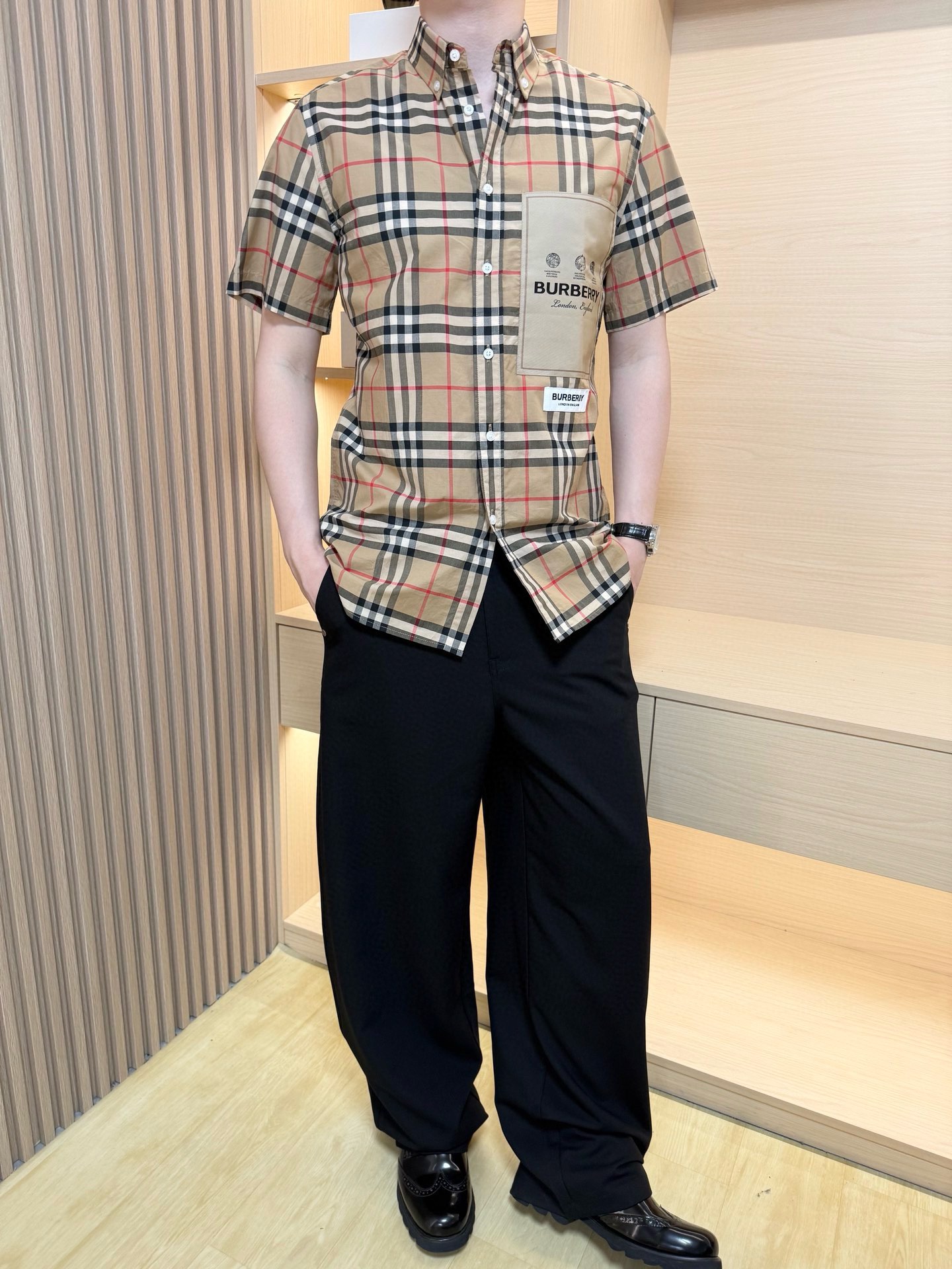 NO:452278,Burberry-2025 counter latest hit short-sleeved shirts are shipped, hot-selling items in European and American counters!  Selected Italian custom-made Tennis cotton fabrics with simple and elegant designs, the latest contrasting color plaid is elegant and fashionable. You are definitely worthy of having. S-XXL (model 180/wear M, with Hong Kong Lane Crawford gift box packaging), T-shirt, alexander wang19860909博柏利-2025专柜最新爆款短袖衬衣出货 欧美专柜热销单品！精选意大利定制天丝棉面料搭配简约大方的设计,最新撞色格纹雅致不失时尚 您绝对值得拥有.码数S-XXL（模特180/穿M,配香港连卡佛礼盒包装）,,T-shirt,alexander wang,Men's clothing