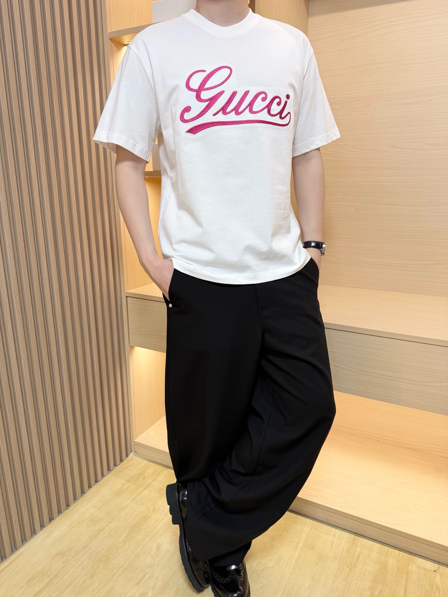 NO:452286,Guqi-2025 latest round neck T-shirt shipment, hot-selling items in Europe and the United States!  Selected high-density precision cotton fabric imported from Italy, the brand logo on the chest is matched with the latest design, showing fashion, the base and outerwear are quite good looking. The code number XS-XL (model 180/wear S, with Hong Kong Lane Crawford gift box packaging), tees, t-shirt, alexander wang19860909古琦-2025最新圆领T恤出货 欧美热销单品！精选意大利进口高密精棉面料,胸口的品牌标志搭配最新的设计,彰显时尚 打底和外穿都相当好看.码数XS-XL（模特180/穿S,配香港连卡佛礼盒包装）,,tees，t-shirt,alexander wang,Men's clothing