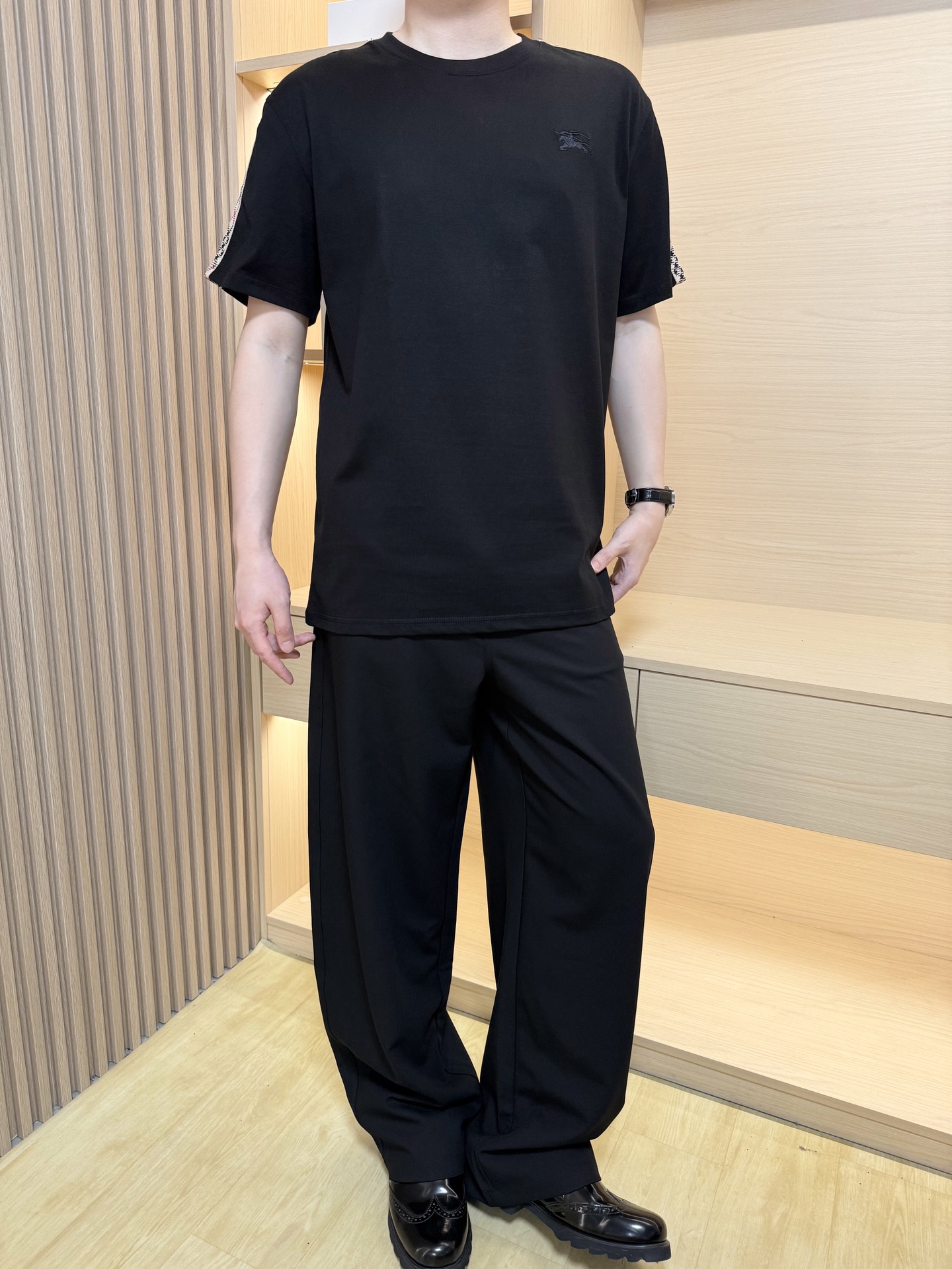 NO:452290,Burberry-2025 latest hot T-shirt shipment, hot-selling items in Europe and the United States!  Selected Italian imported fine cotton fabrics with simple and elegant designs, shoulder splicing plaid design highlights the charm, and the upper body effect can be seen. S-XXL (model 180/wear M, with Hong Kong Lane Crawford gift box packaging), burberry,tees, t-shirt, alexander wang19860909巴宝莉-2025最新爆款T恤出货 欧美热销单品！精选意大利进口精棉面料搭配简约大方的设计,肩膀拼接格纹设计彰显韵味 上身效果看得见.码数S-XXL（模特180/穿M,配香港连卡佛礼盒包装）,,burberry,tees，t-shirt,alexander wang,Men's clothing