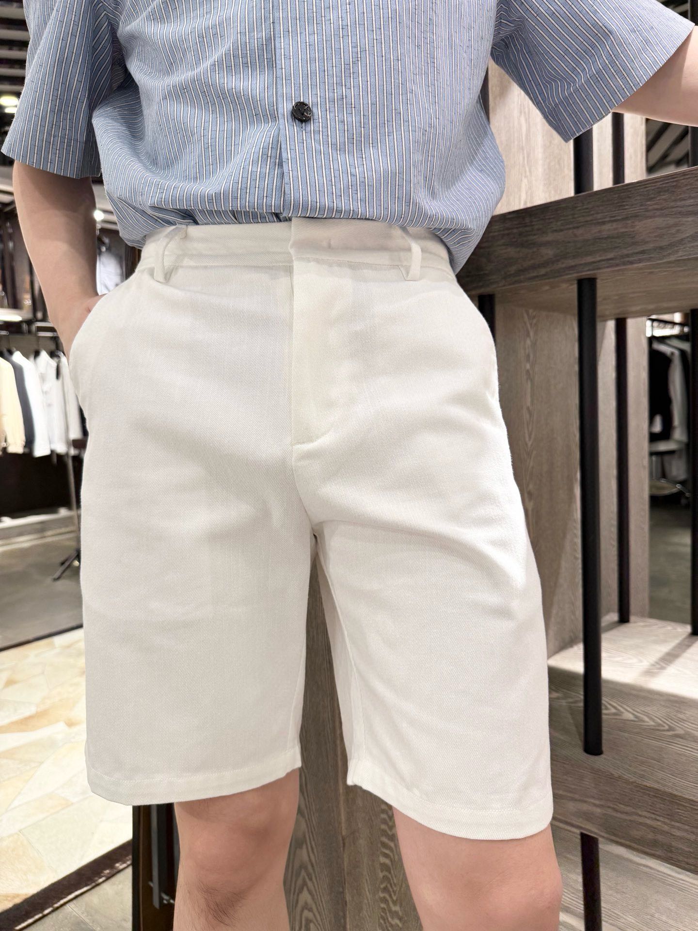 NO:452302,Zenia - Refreshing white shorts, simple and atmospheric. High-quality cotton fabric, straight loose style, crisp and stylish, not picky about the figure, comfortable and comfortable to wear. Whether paired with a simple T-shirt or a casual shirt, you can easily create a summer fashion look. S-XL (model 180/wear M, with Hong Kong Lane Crawford gift box packaging), zegna, shorts, shirts, tees, t-shirt, alexander wang19860909杰尼亚-清爽的白色短裤,简约大气.高品质棉质面料,直筒宽松版型,挺括有型,不挑身材,穿着舒适自在.无论是搭配简约T恤还是休闲衬衫,都能轻松打造出夏日时尚造型.码数S-XL(模特180/穿M,配香港连卡佛礼盒包装),,zegna,shorts,shirts,tees，t-shirt,alexander wang,Men's clothing