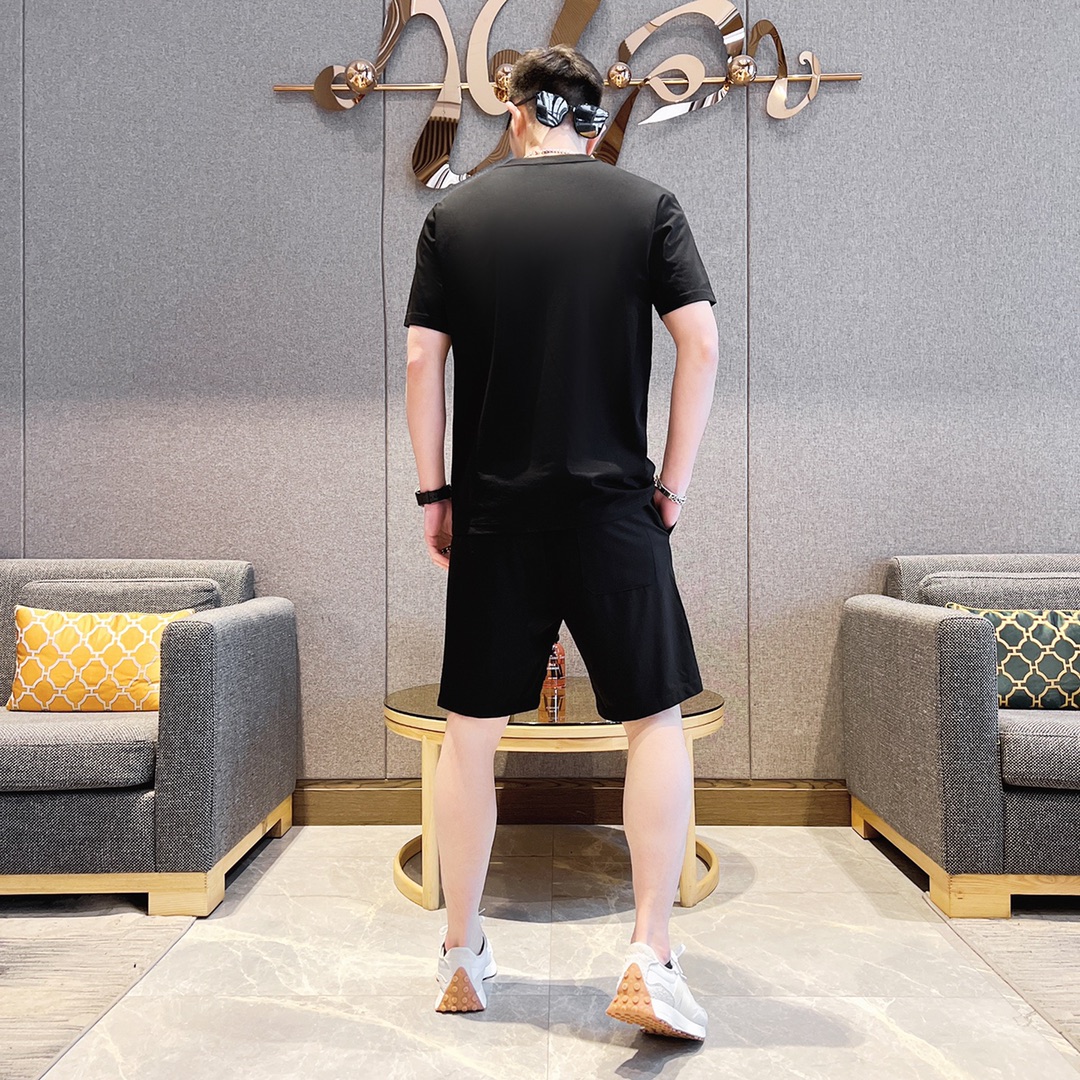 Celine 品牌【CELINE赛琳】 2025新款男士短袖短裤套装 销售 市面高端版本 手感细腻柔软 让你穿着更加舒适 立体裁剪版型超赞 尺码:M-5XL下单请报身高体重