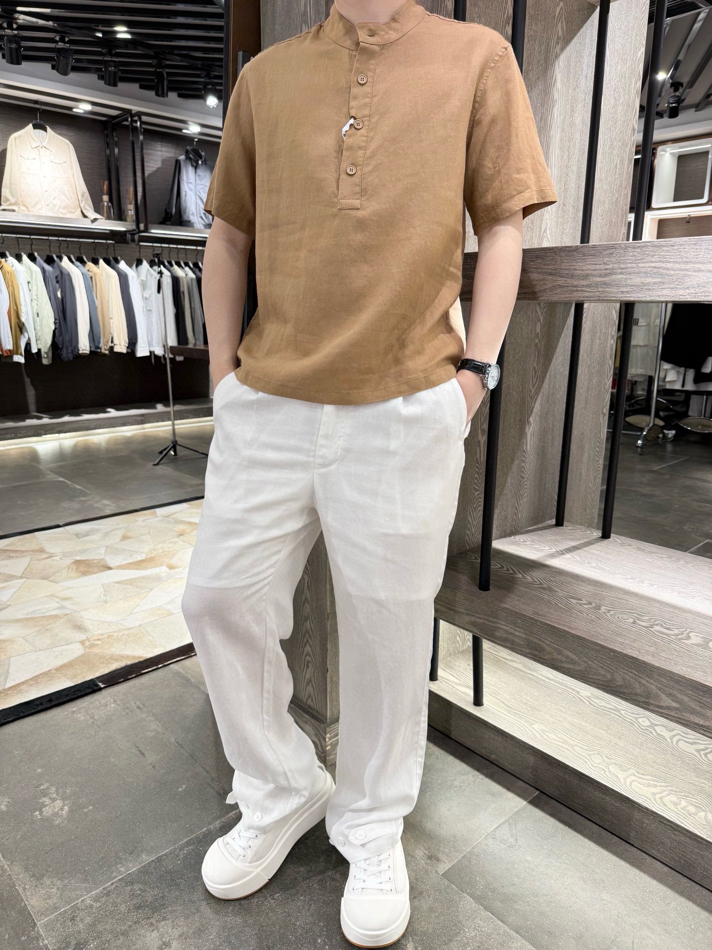 NO:452268,LP-2025 summer thin Chinese stand-alone ramie short-sleeved T-shirt, selected as the king of natural fiber ramie, with excellent texture, comfortable and breathable, exquisite neckline and button design, details show quality, first-class style, whether it is on the street or on business and leisure, it can add a unique charm to you and easily interpret summer fashion. S-2XL (model 180/wear M, with Hong Kong Lane Crawford gift box packaging), loro piano, T-shirt, tees, t-shirt, alexander wang19860909LP-2025夏季薄款中式立领苎麻短袖T恤,甄选天然纤维之王苎麻,质感上乘,舒适透气,精致的领口与钮扣设计,细节之处彰显品质,版型一流,无论日常出街还是商务休闲,它都能为你增添一份独特的魅力,轻松诠释夏日风尚.码数S-2XL（模特180/穿M,配香港连卡佛礼盒包装）,,loro piana,T-shirt,tees，t-shirt,alexander wang,Men's clothing