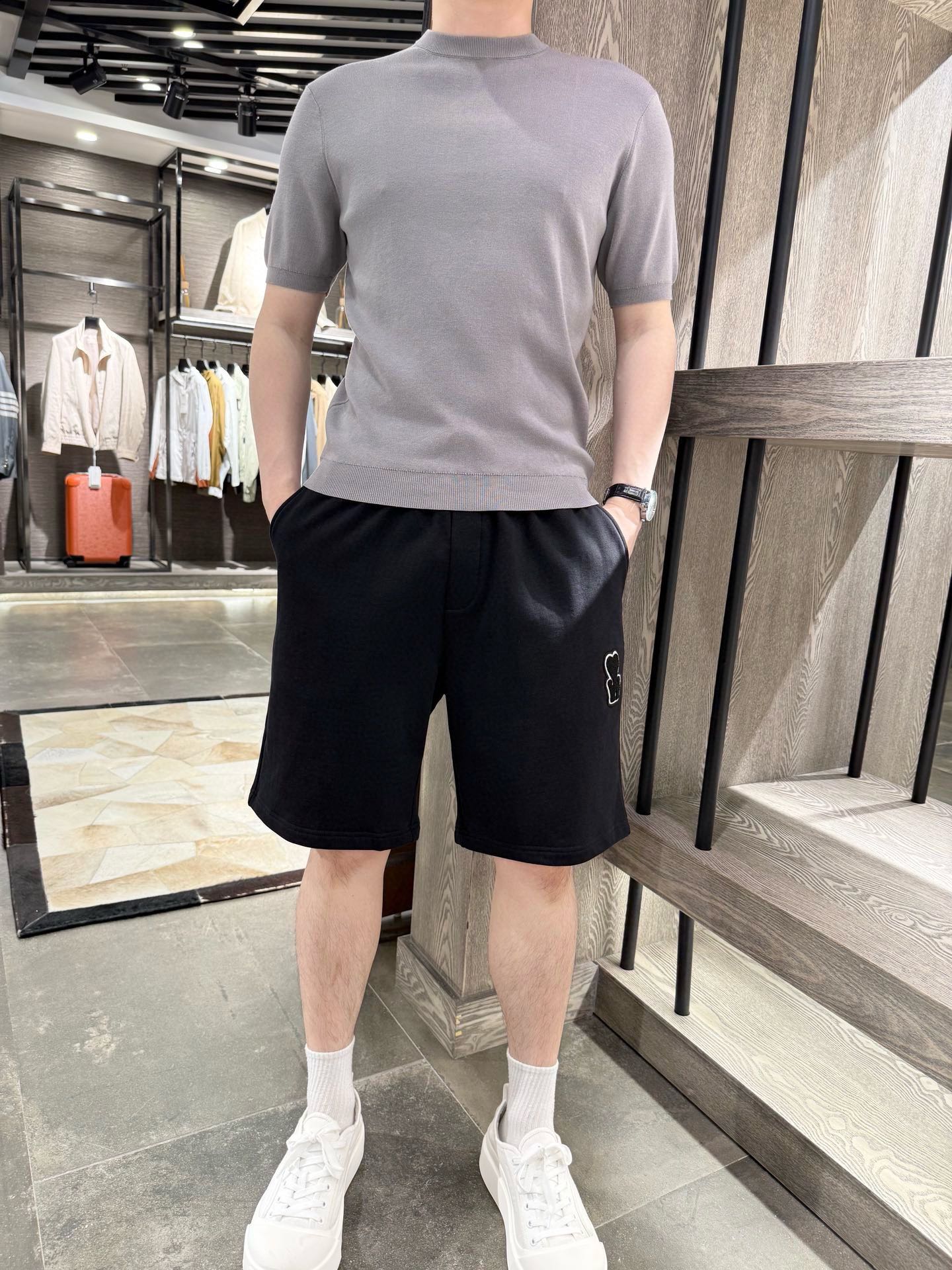 NO:452276,LP-2025 spring and summer simple knitted short-sleeved T-shirt, 70-day silk polyester, soft and breathable fabric, delicate knitted texture, texture online, whether it is single or layered, it is very amazing, easy to grasp the fashionable feeling, code S-XL (model 180/wear S, with Hong Kong Lane Crawford gift box packaging), loro piano, T-shirt, tees, t-shirt, alexander wang19860909LP-2025春夏简约针织短袖T恤,70天丝涤纶,面料软糯又透气,针织纹理细腻,质感在线不管是单穿还是叠搭,都很绝,轻松拿捏时髦感,码数S-XL（模特180/穿S,配香港连卡佛礼盒包装）,,loro piana,T-shirt,tees，t-shirt,alexander wang,Men's clothing
