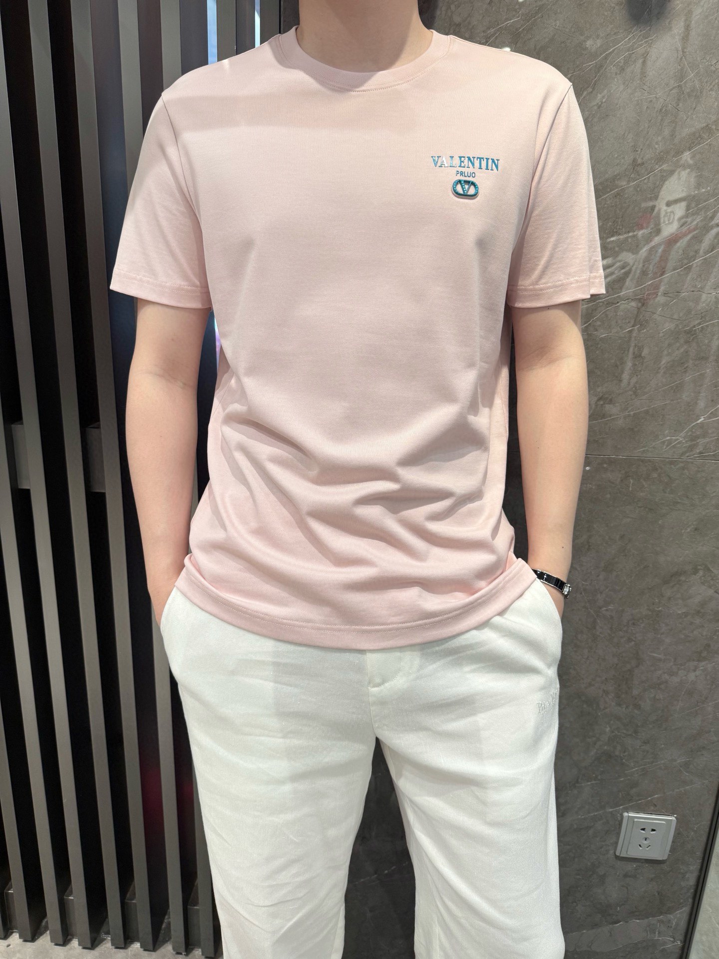 NO:452284,Valentino - the latest T-shirt shipment in 2025, hot-selling items in Europe and the United States!  Selected Italian imported brand European cotton fabrics, the latest brand logo design, highlighting fashion!  Number of codes 48-56 (model 180/wear 50, with Hong Kong Lane Crawford gift box packaging), valentino,tees, t-shirt,alexander wang19860909华伦天奴-2025最新T恤出货 欧美热销单品！精选意大利进口品牌欧货棉面料,最新的品牌标志设计,彰显时尚 ！码数48-56（模特180/穿50,配香港连卡佛礼盒包装）,,valentino,tees，t-shirt,alexander wang,Men's clothing