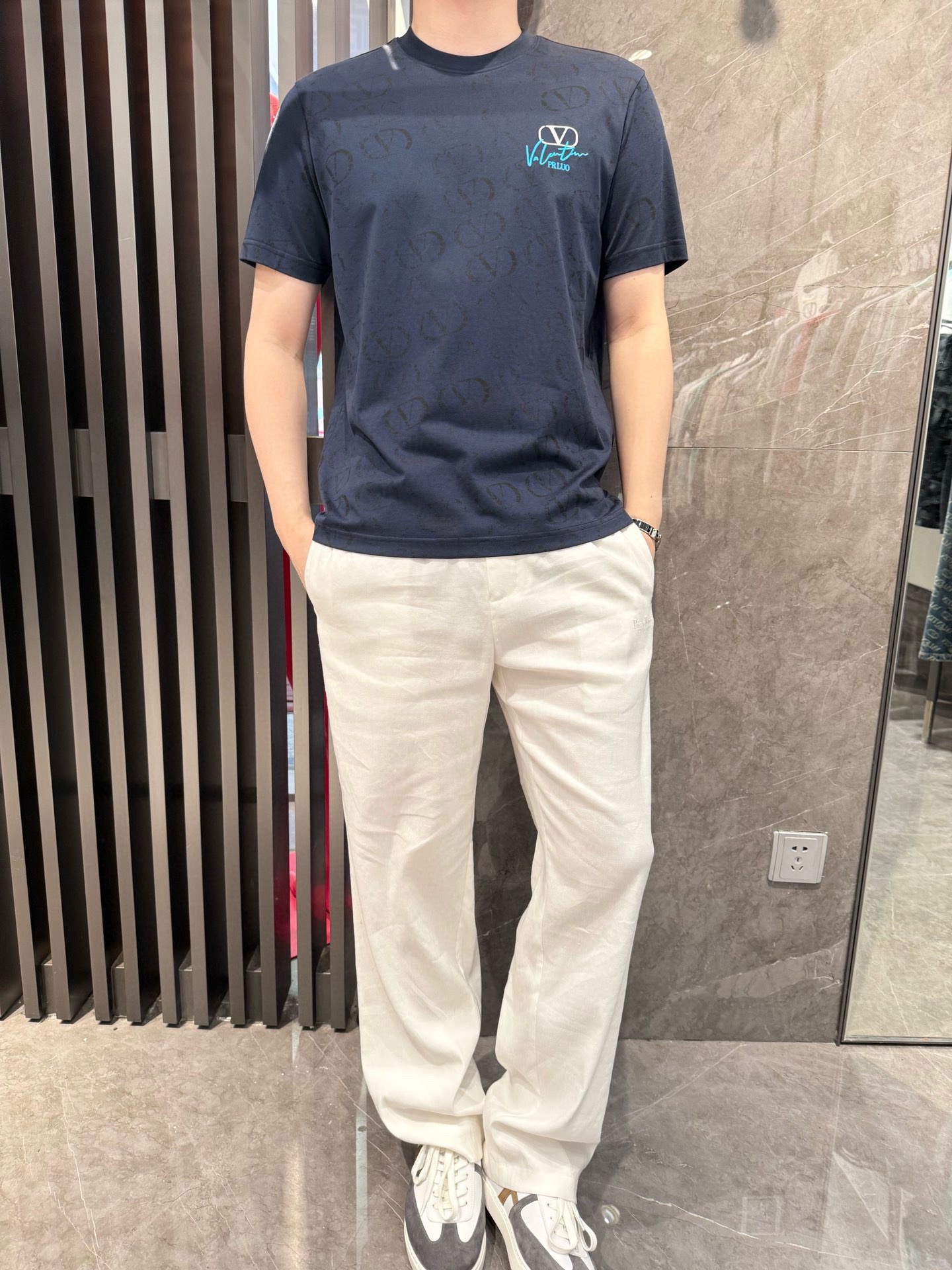 NO:452288,Valentino - the latest T-shirt shipment in 2025, hot-selling items in Europe and the United States!  Selected Italian imported brand European cotton fabrics, the whole brand logo design highlights fashion!  Number of codes 48-56 (model 180/wear 50, with Hong Kong Lane Crawford gift box packaging), valentino,tees, t-shirt,alexander wang19860909华伦天奴-2025最新T恤出货 欧美热销单品！精选意大利进口品牌欧货棉面料,通体的品牌标志设计,彰显时尚 ！码数48-56（模特180/穿50,配香港连卡佛礼盒包装）,,valentino,tees，t-shirt,alexander wang,Men's clothing