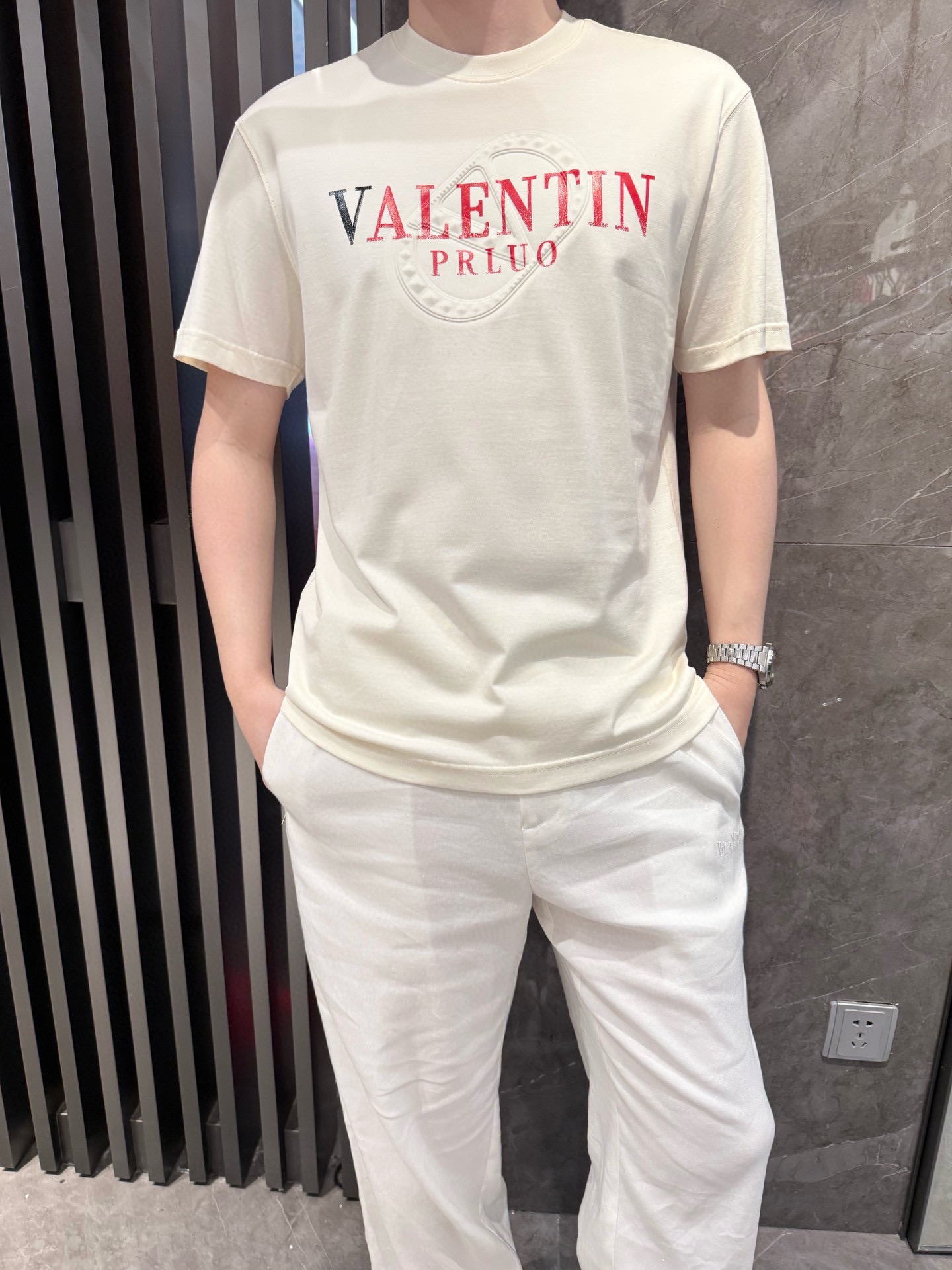 NO:452292,Valentino - the latest T-shirt shipment in 2025, hot-selling items in Europe and the United States!  Select 100% European cotton fabrics from imported Italian brands, the latest brand printing designs, highlighting fashion!  Number of codes 48-56 (model 180/wear 50, with Hong Kong Lane Crawford gift box packaging), valentino,tees, t-shirt,alexander wang19860909华伦天奴-2025最新T恤出货 欧美热销单品！精选意大利进口品牌百分百欧货棉面料,最新的品牌印花设计,彰显时尚 ！码数48-56（模特180/穿50,配香港连卡佛礼盒包装）,,valentino,tees，t-shirt,alexander wang,Men's clothing
