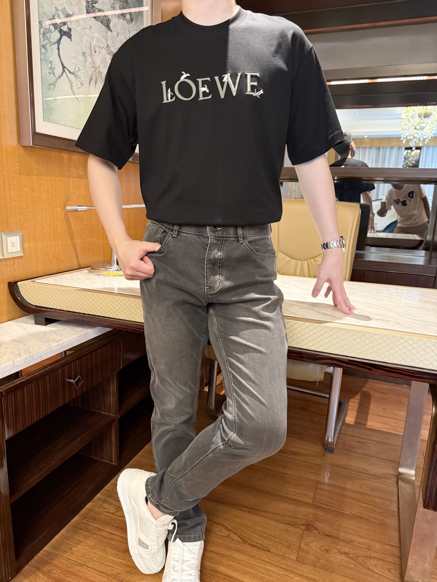 NO:452307,Dior-2025 latest jeans are available in stock and will be released simultaneously in Europe and the United States!  Selected Italian imported tannins fabrics with a straight slim fit design, the brand logo on the back pocket and the latest leather logo show off their taste, business and casual are very suitable. Size 29-38 (model 180/wear 33, with Hong Kong Lane Crawford gift box packaging), dior, jeans, alexander wang19860909迪奥-2025最新款牛仔裤到货 欧美同步发售！精选意大利进口单宁面料搭配直筒修身设计,后袋上的品牌logo和最新皮标彰显品味 商务休闲都非常适合.尺码29-38（模特180/穿33,配香港连卡佛礼盒包装）,,dior,jeans,alexander wang,Men's clothing