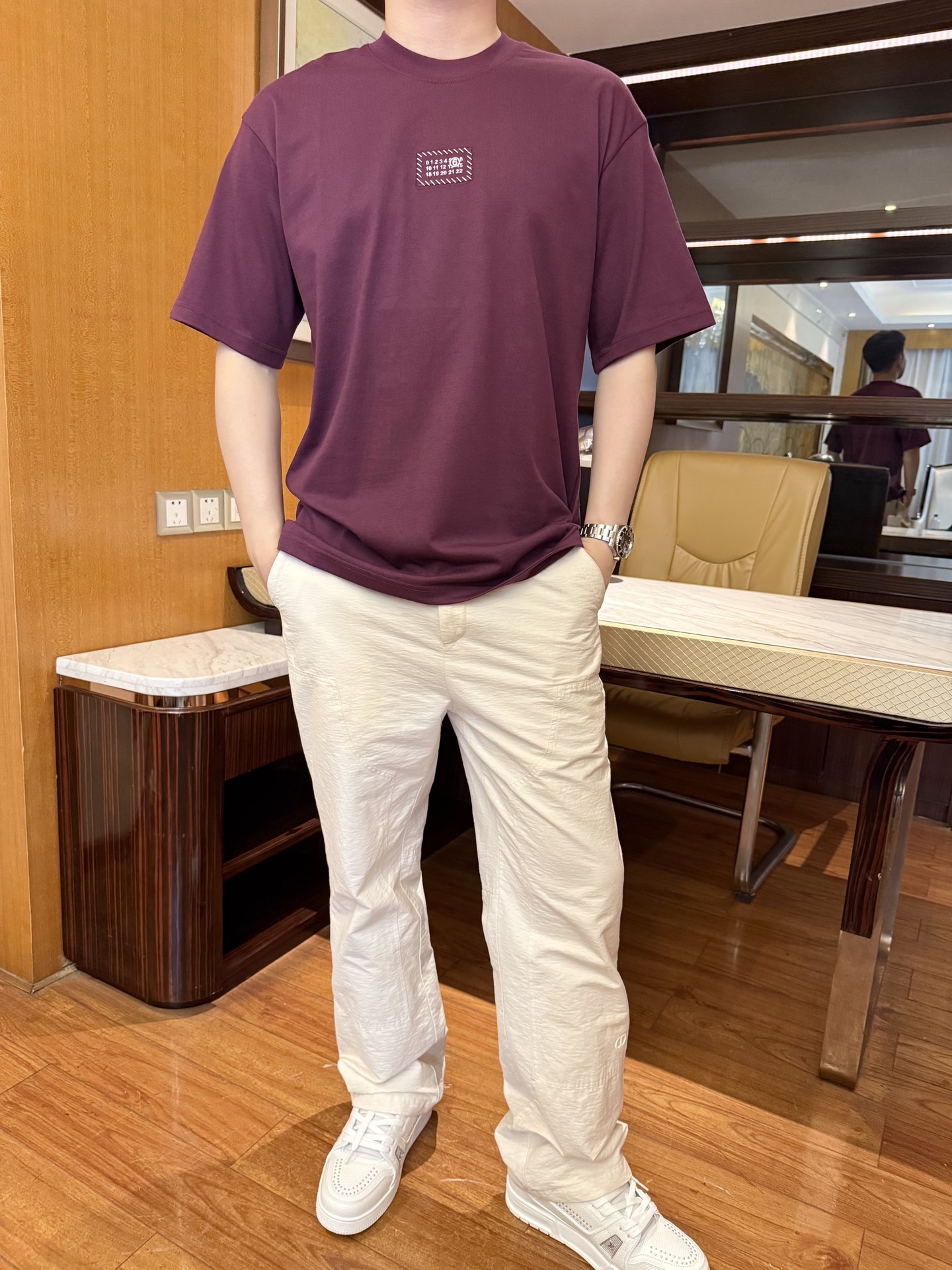 NO:452349,Majila-2025 counter latest hot T-shirt shipment, hot-selling items in European and American counters!  Selected Italian imported fine cotton fabrics with the latest designs, the unique brand logo on the chest highlights fashion, and the upper body effect can be seen. Number of codes 48-56 (model 180/wear 48, with Hong Kong Lane Crawford gift box packaging),,masion margiela,tees,t-shirt,alexander wang19860909马吉拉-2025专柜最新爆款T恤出货 欧美专柜热销单品！精选意大利进口精棉面料搭配最新的设计,胸前的独特品牌标志彰显时尚 上身效果看得见.码数48-56（模特180/穿48,配香港连卡佛礼盒包装）,,masion margiela,tees，t-shirt,alexander wang,Men's clothing