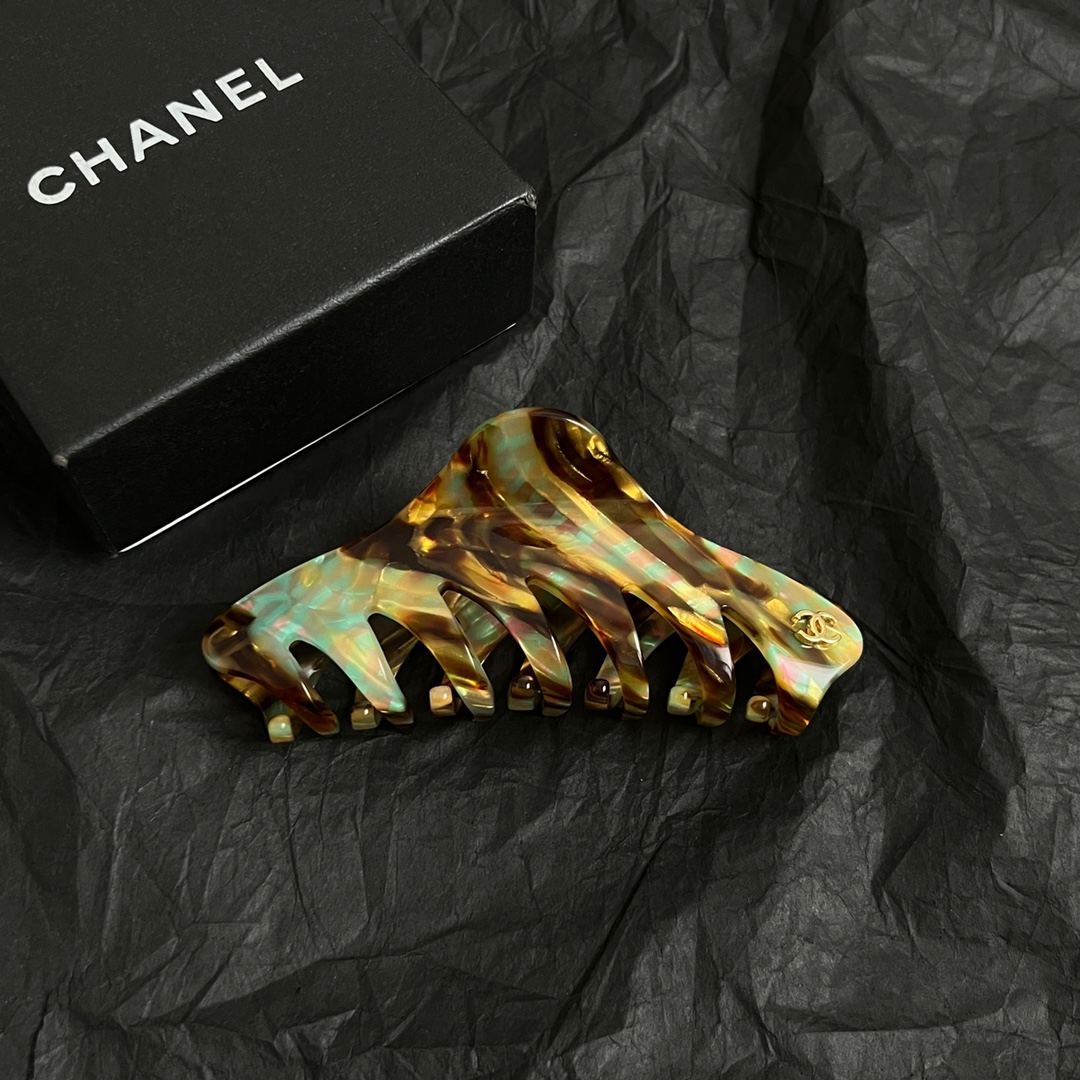 【】chaneL 小香中古发夹
超洋气的古铜色  配上经典双C家抓夹夹  
简直颜值爆棚 🤎太喜欢了  