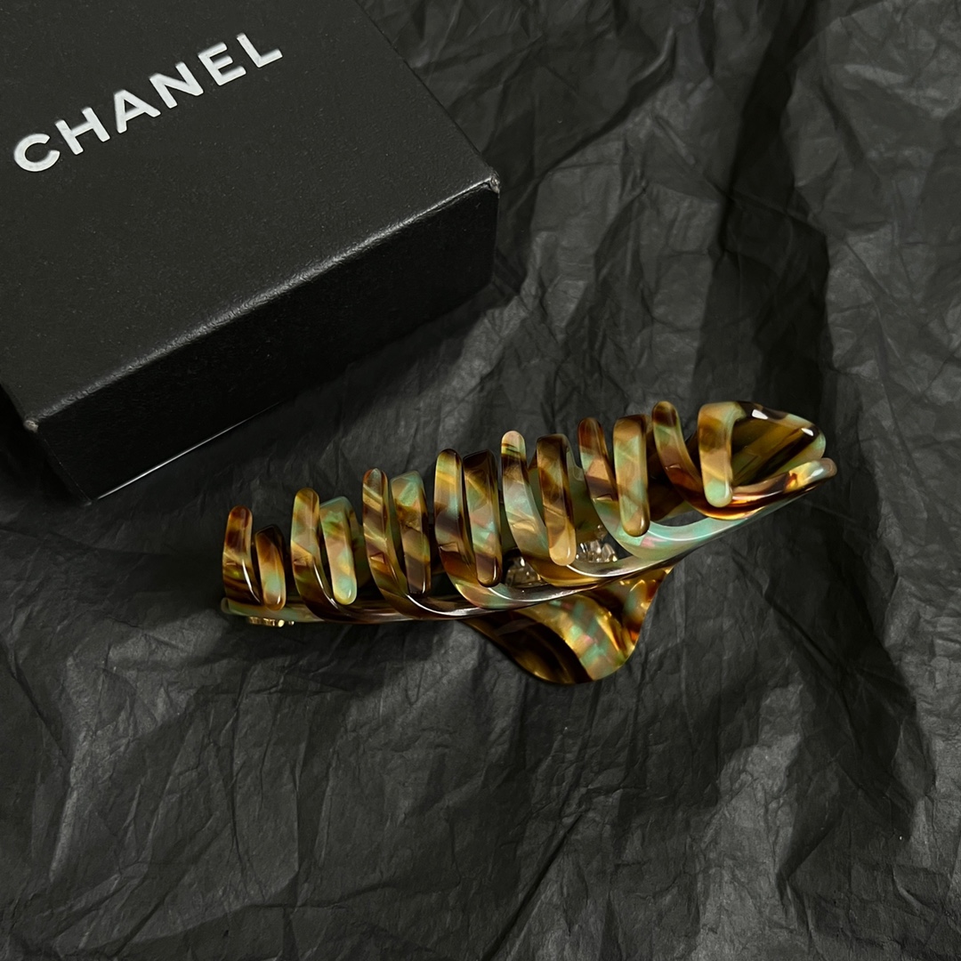 【】chaneL 小香中古发夹
超洋气的古铜色  配上经典双C家抓夹夹  
简直颜值爆棚 🤎太喜欢了  
