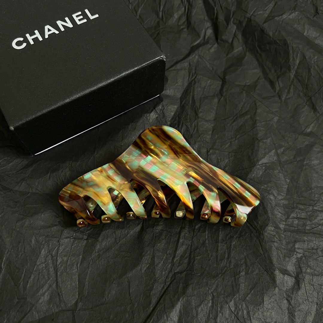 【】chaneL 小香中古发夹
超洋气的古铜色  配上经典双C家抓夹夹  
简直颜值爆棚 🤎太喜欢了  
