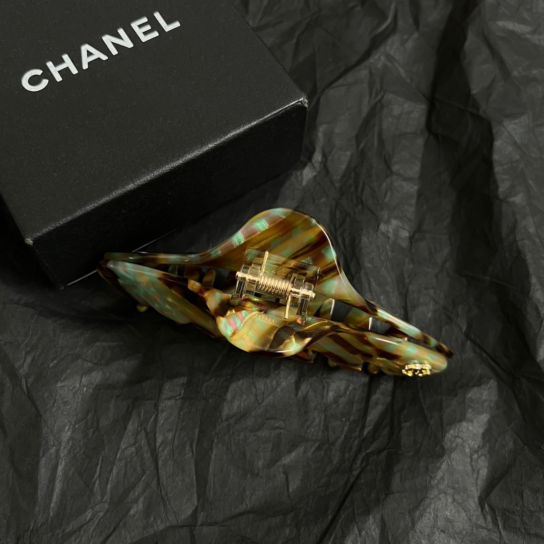 【】chaneL 小香中古发夹
超洋气的古铜色  配上经典双C家抓夹夹  
简直颜值爆棚 🤎太喜欢了  