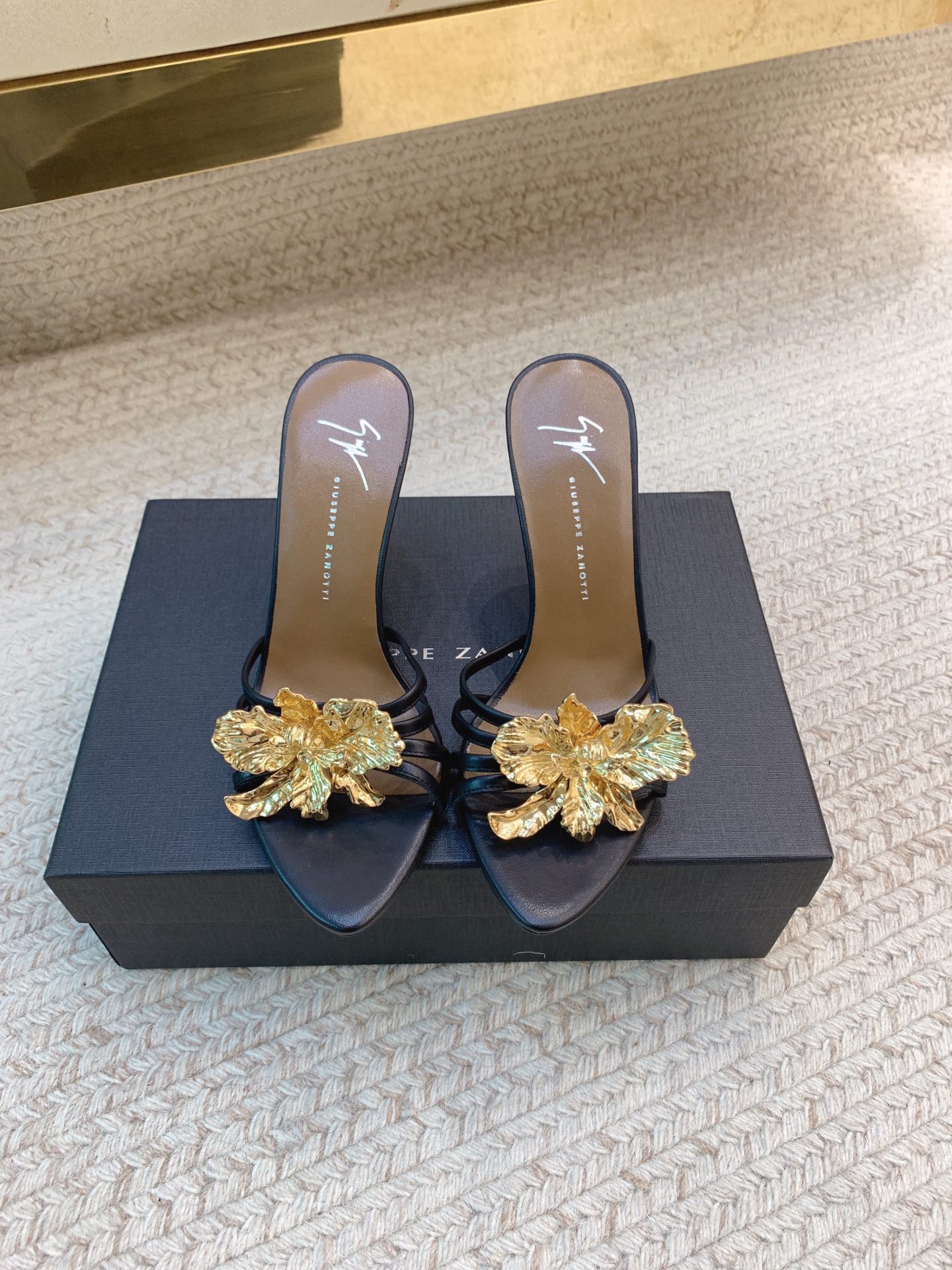 High-quality Giuseppe Zanotti Slippers with Big Buttons: SS25 Collection Overview - 图片 5