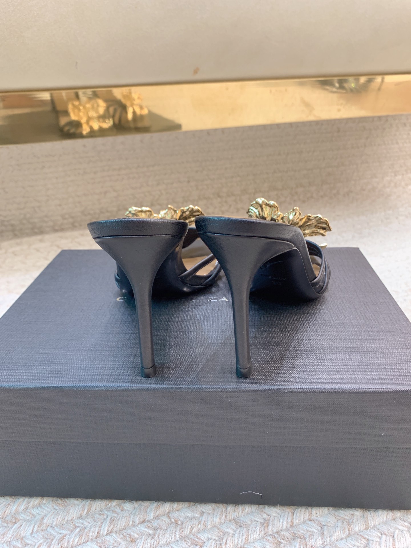 High-quality Giuseppe Zanotti Slippers with Big Buttons: SS25 Collection Overview - 图片 2