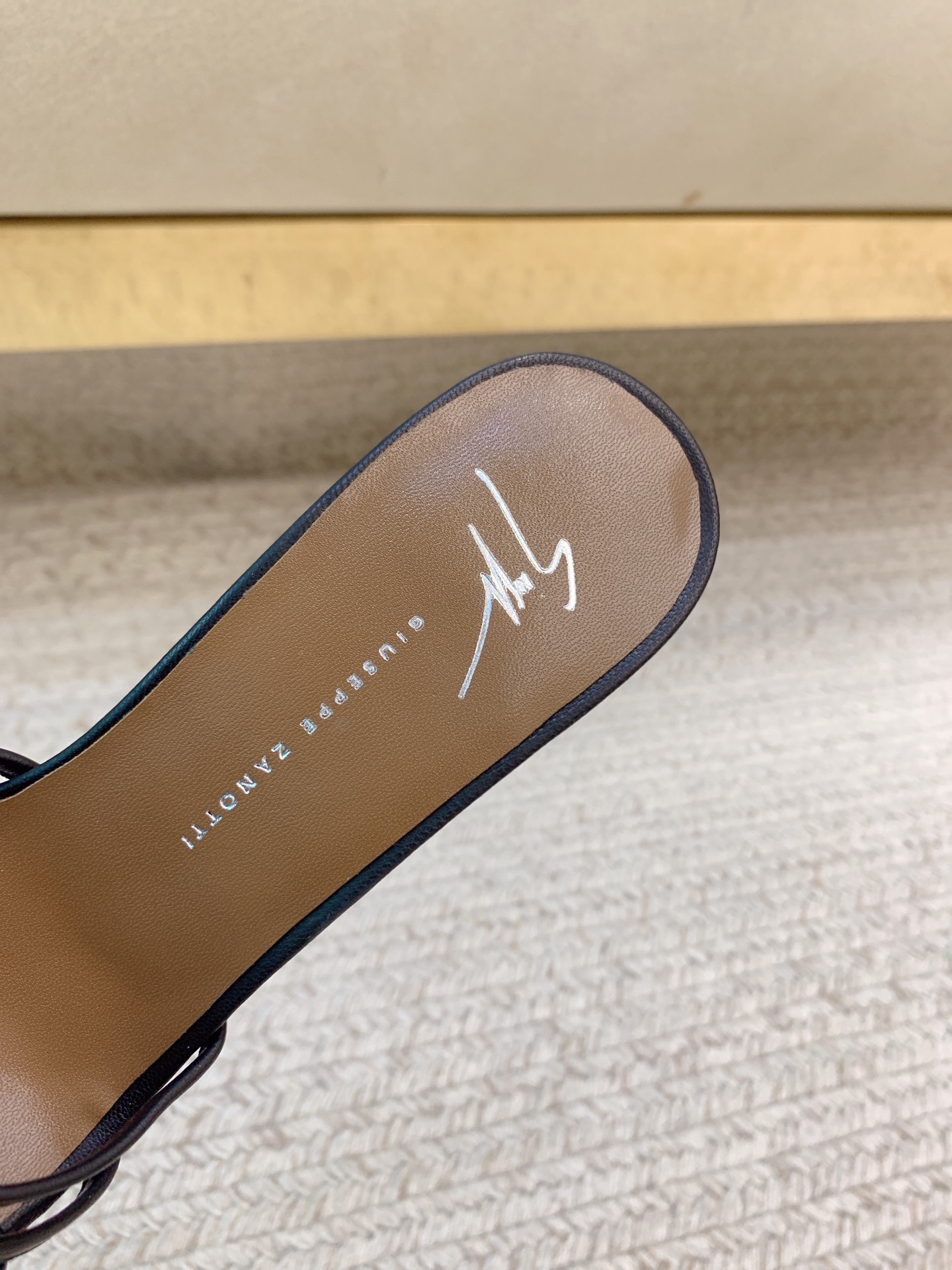 High-quality Giuseppe Zanotti Slippers with Big Buttons: SS25 Collection Overview - 图片 6